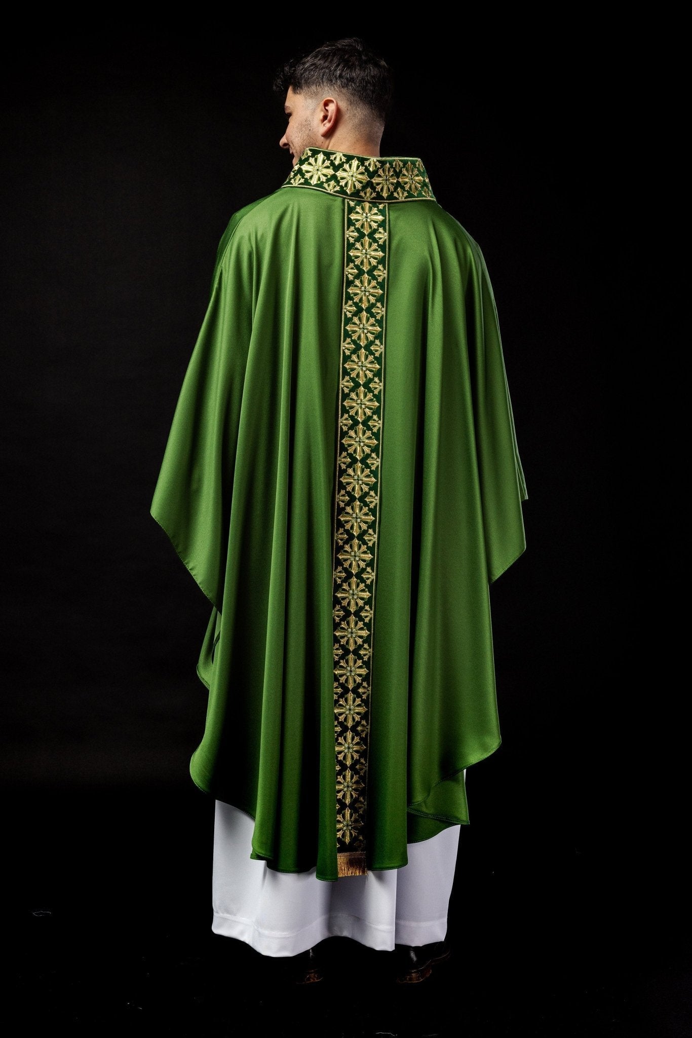 Chasuble with shiny embroidery in green LE/7026/01 - HAFTINAUSA.COM