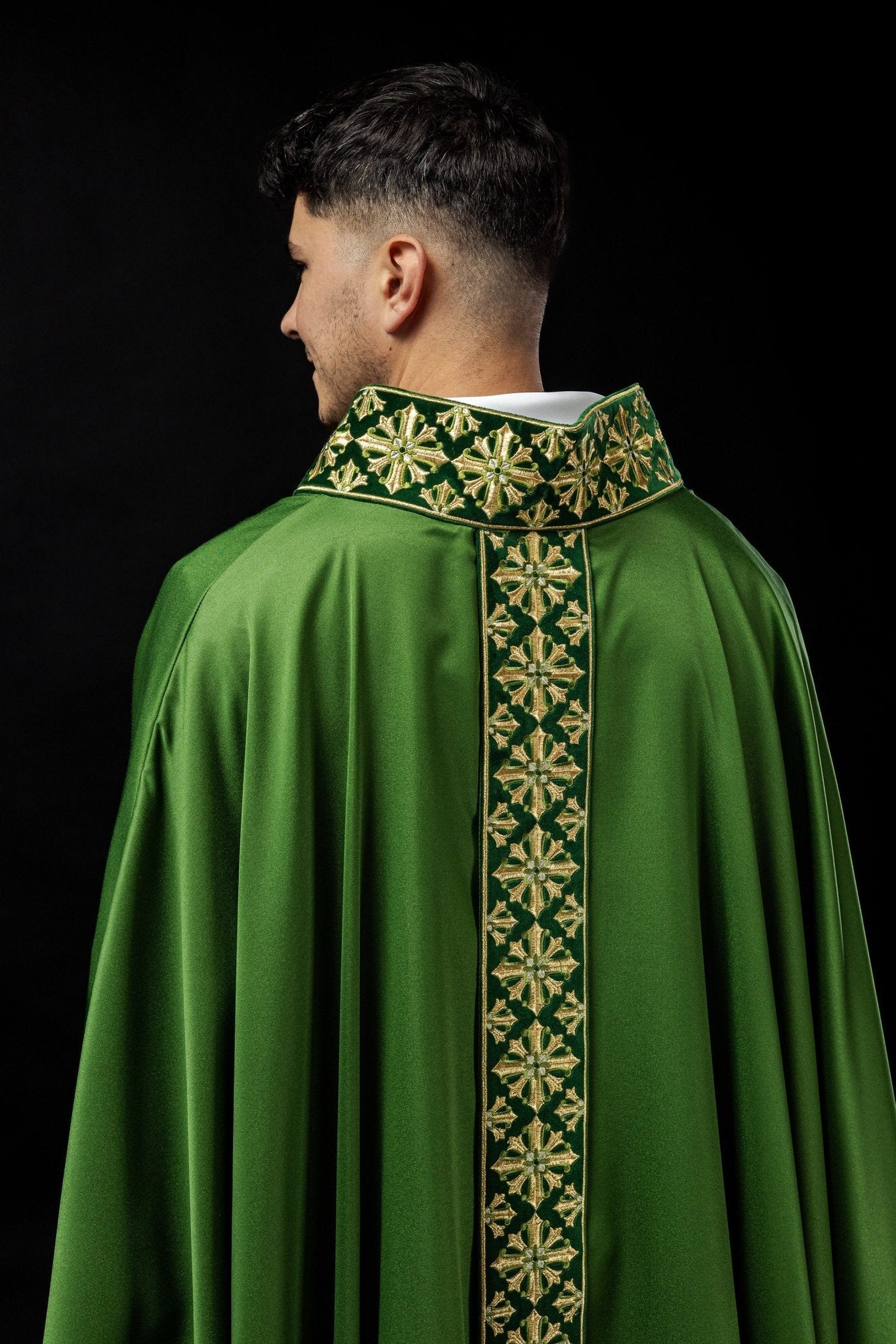 Chasuble with shiny embroidery in green LE/7026/01 - HAFTINAUSA.COM