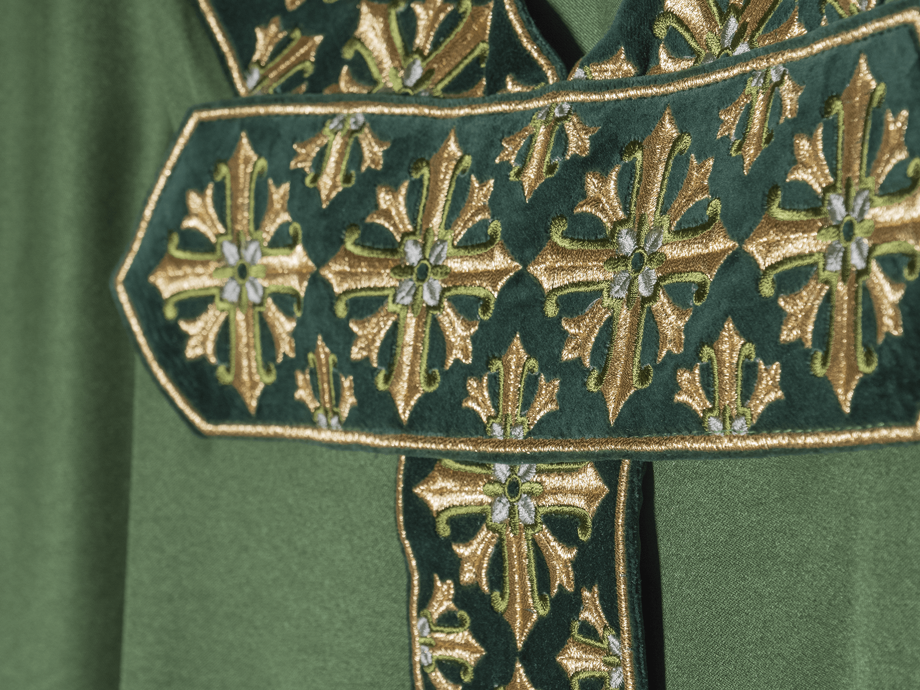 Chasuble with shiny embroidery in green LE/7026/01 - HAFTINAUSA.COM
