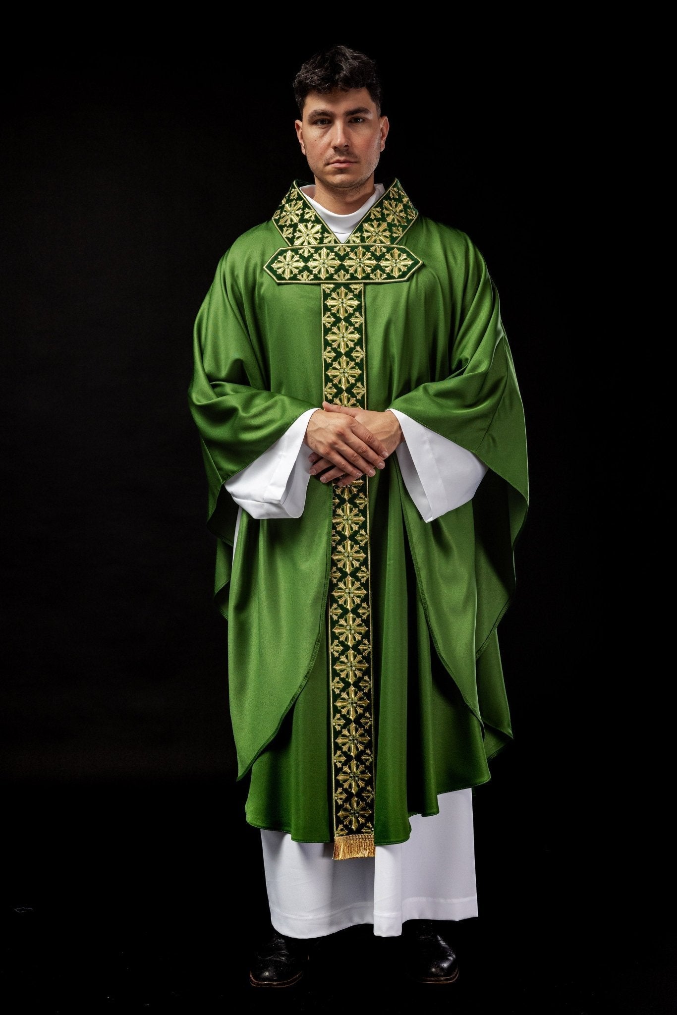 Chasuble with shiny embroidery in green LE/7026/01 - HAFTINAUSA.COM