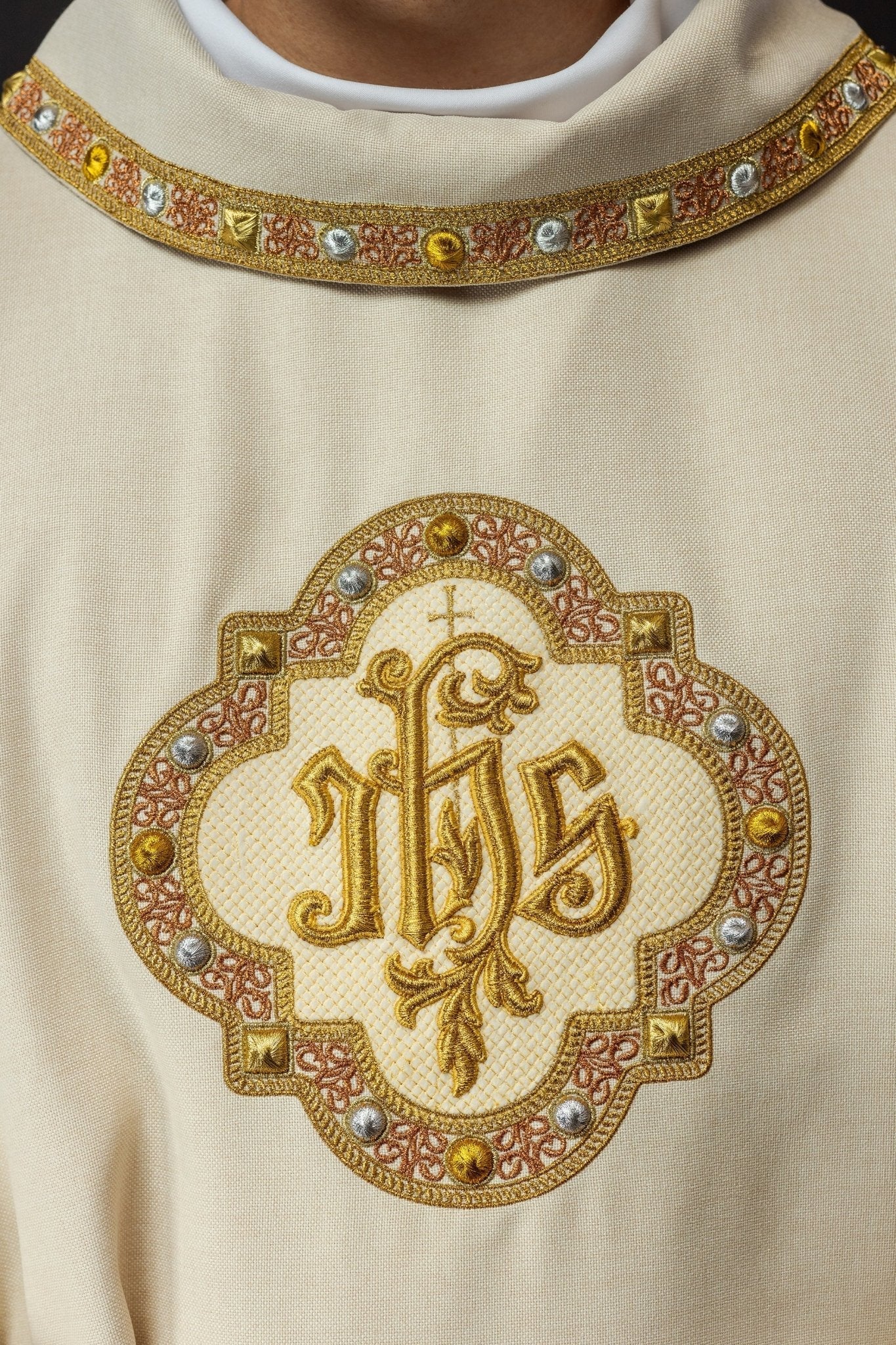 Dalmatica with IHS symbol and ecru collar S - 1073 - 05 - 70 - D - HAFTINAUSA.COM