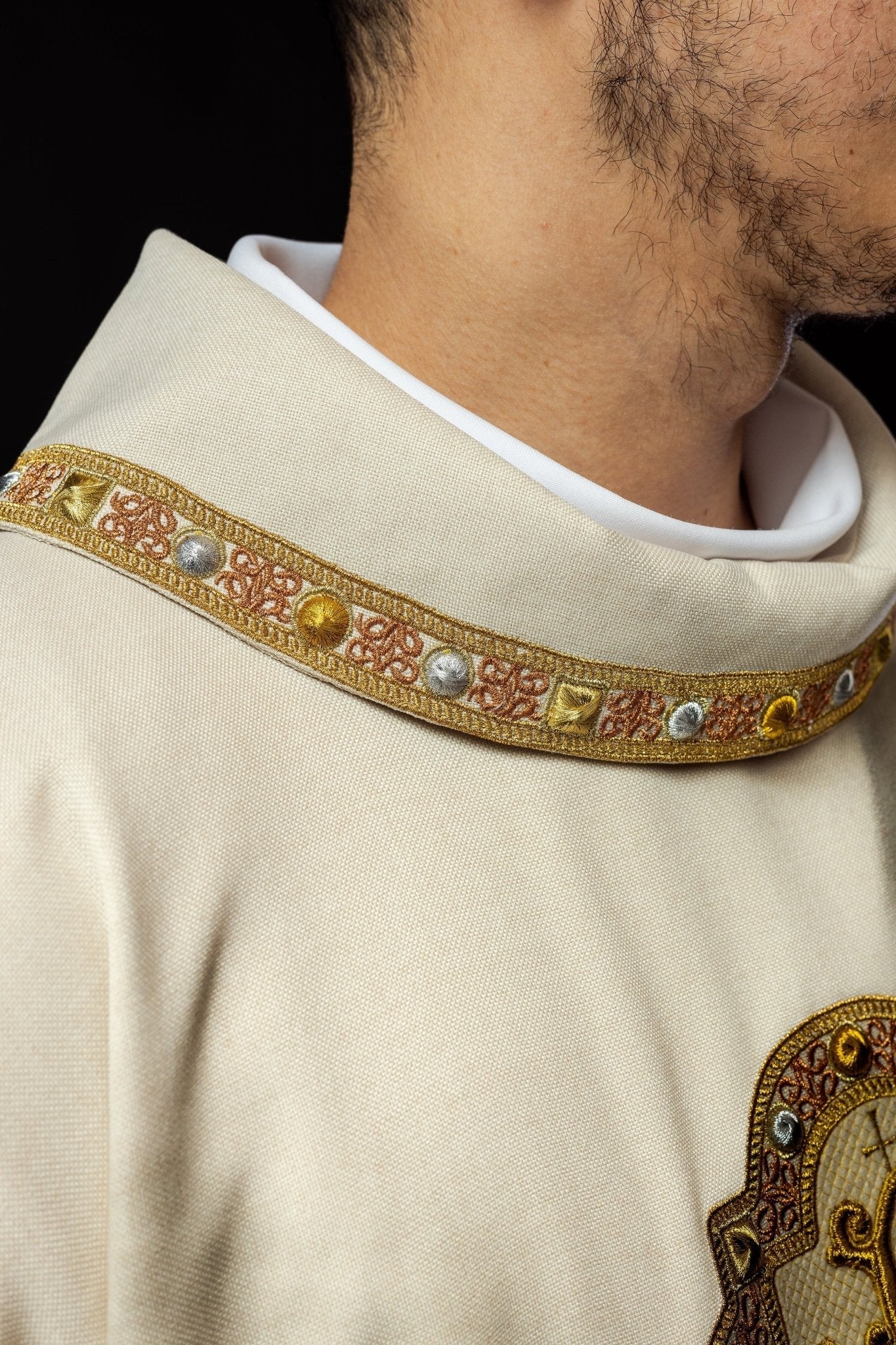 Dalmatica with IHS symbol and ecru collar S - 1073 - 05 - 70 - D - HAFTINAUSA.COM