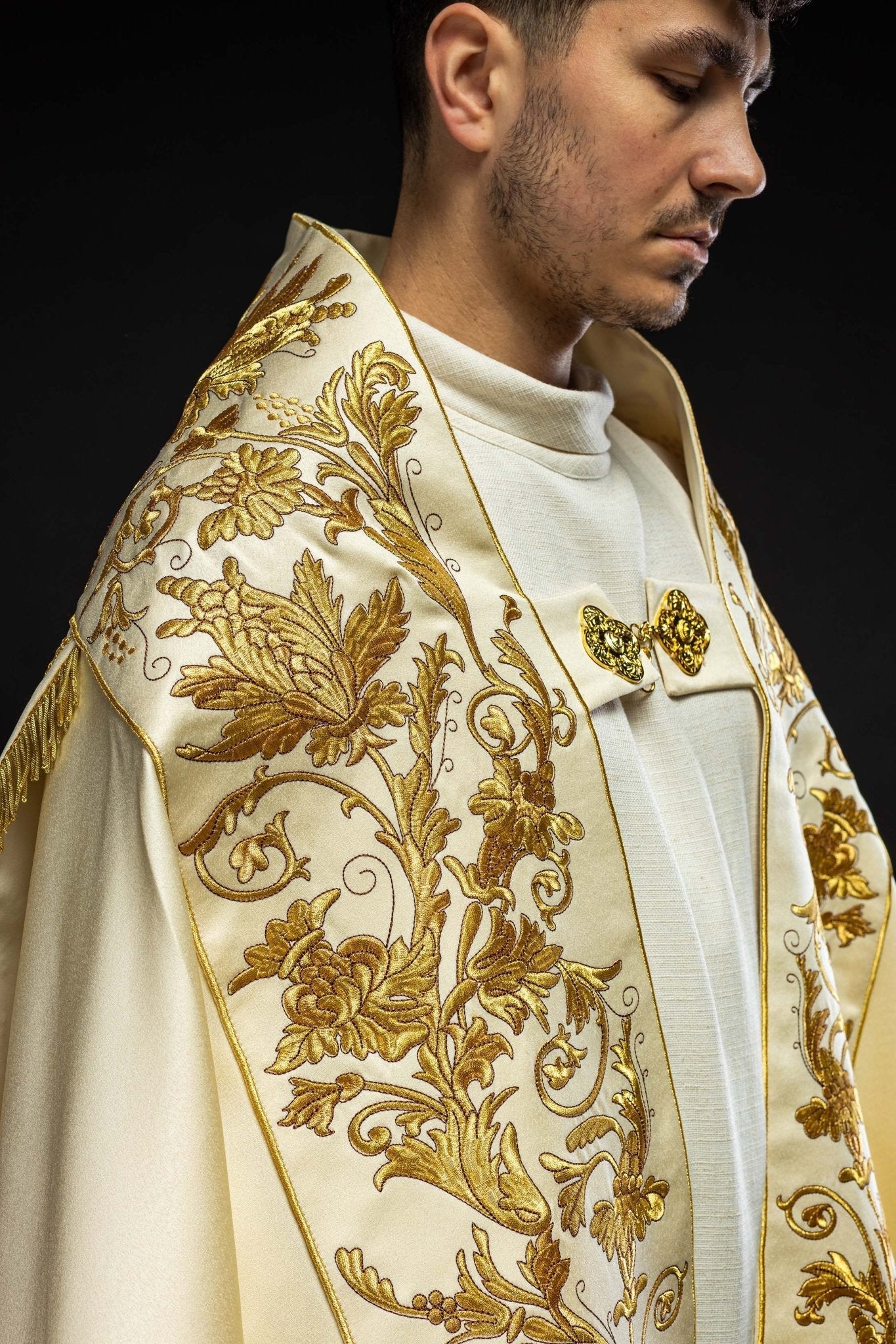 Ecru satin Roman cape with embroidered chalice KKP/013/05/20 150 cm - HAFTINAUSA.COM