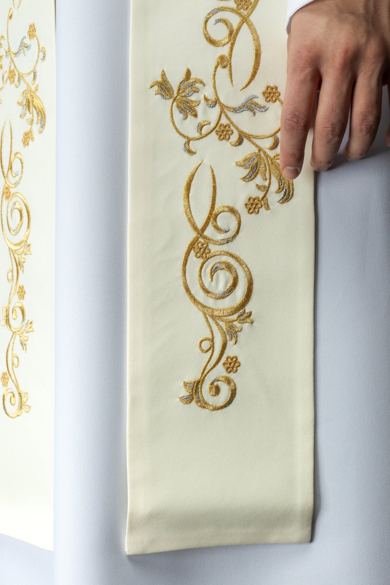Embroidered stole with the image of the Holy Family for Christmas KZS/550/05/01 ECRU - HAFTINAUSA.COM