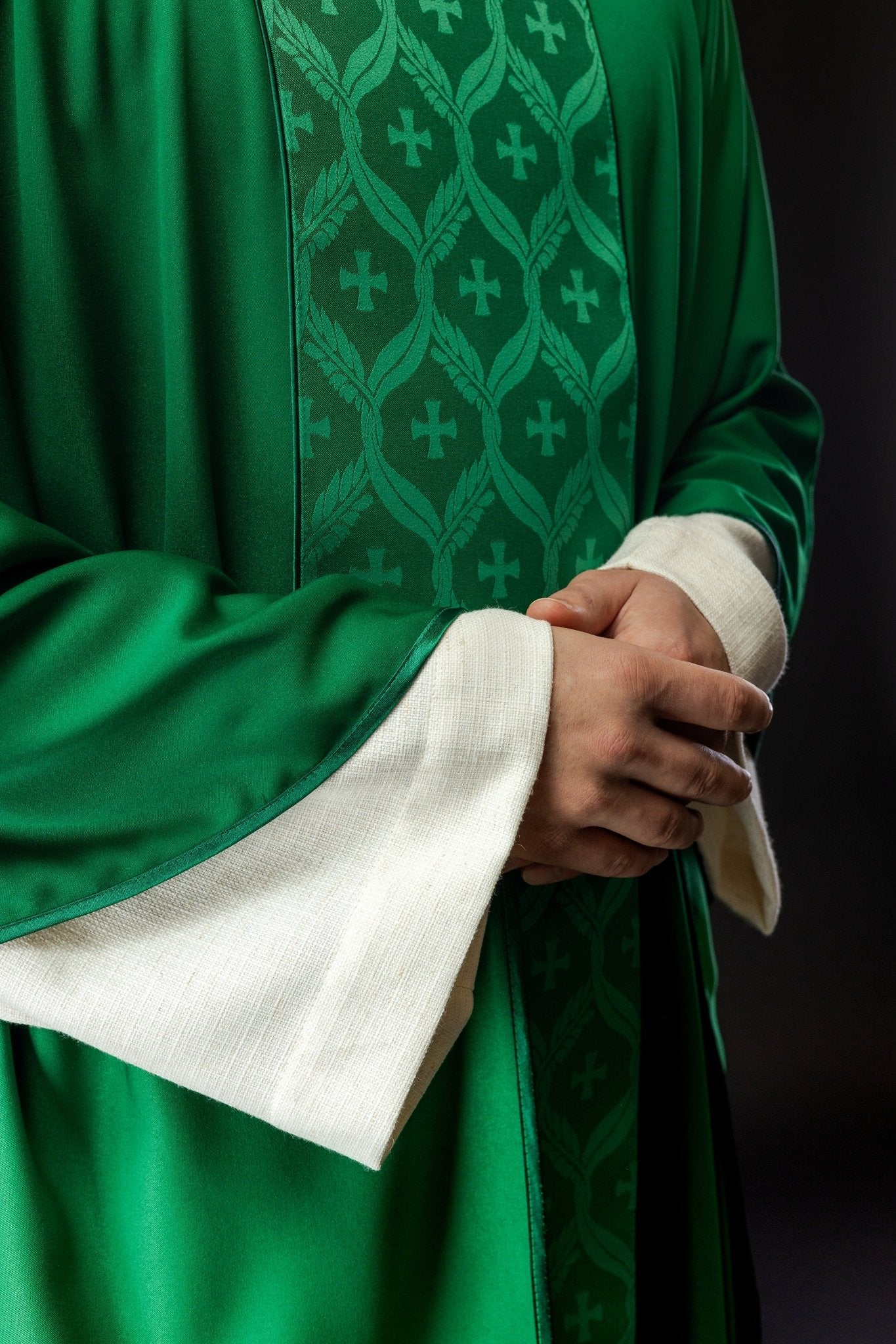 Green chasuble with jacquard cross belt KOR/402/01/53 - HAFTINAUSA.COM