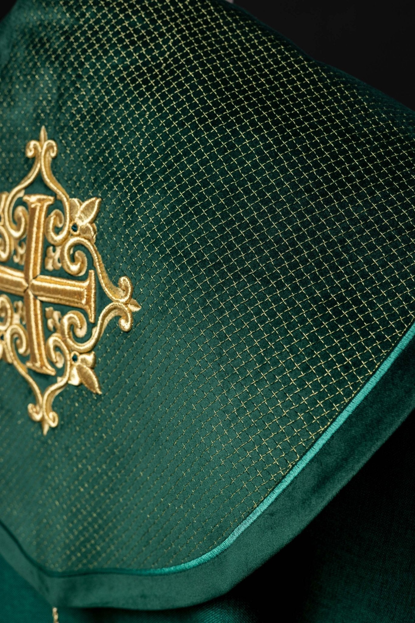 Green cope with a velvet sash and cross embroidery LE/3029/01 145 cm - HAFTINAUSA.COM