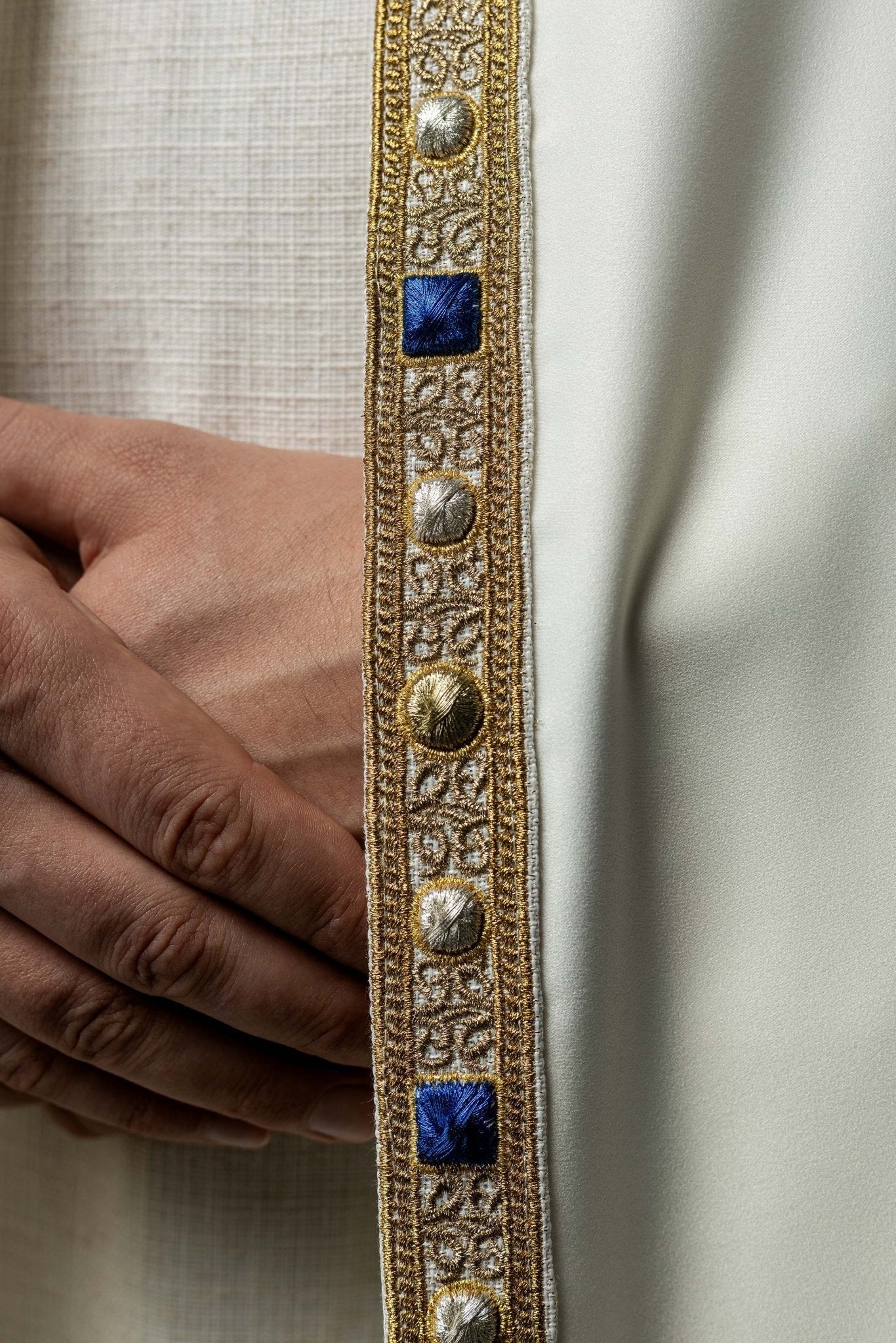 Liturgical cope with embroidered Marian coat of arms S - 3074 - 05 - 41 145cm - HAFTINAUSA.COM