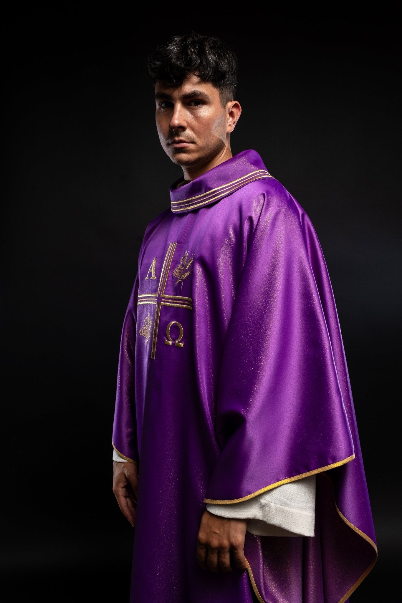 Purple chasuble made of glittery texture with Alpha, Omega, Cross and Wheat motifs S - 7053 - 03 - 54 - HAFTINAUSA.COM