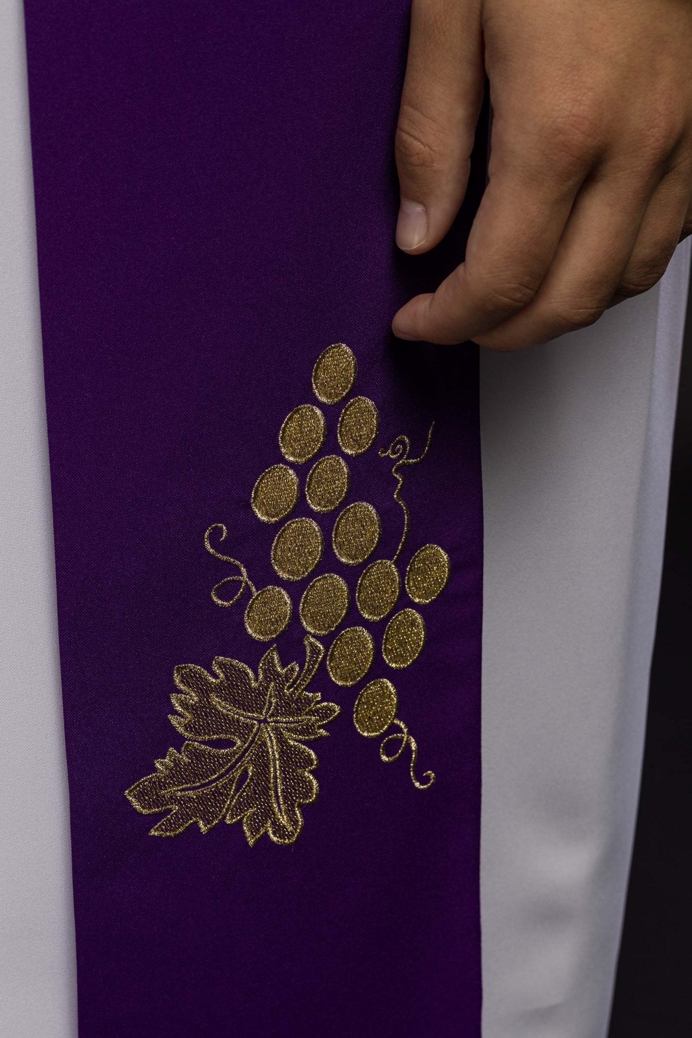 Purple priestly stole embroidered with IHS and grapes KST/068/03/01 FIOLET - HAFTINAUSA.COM