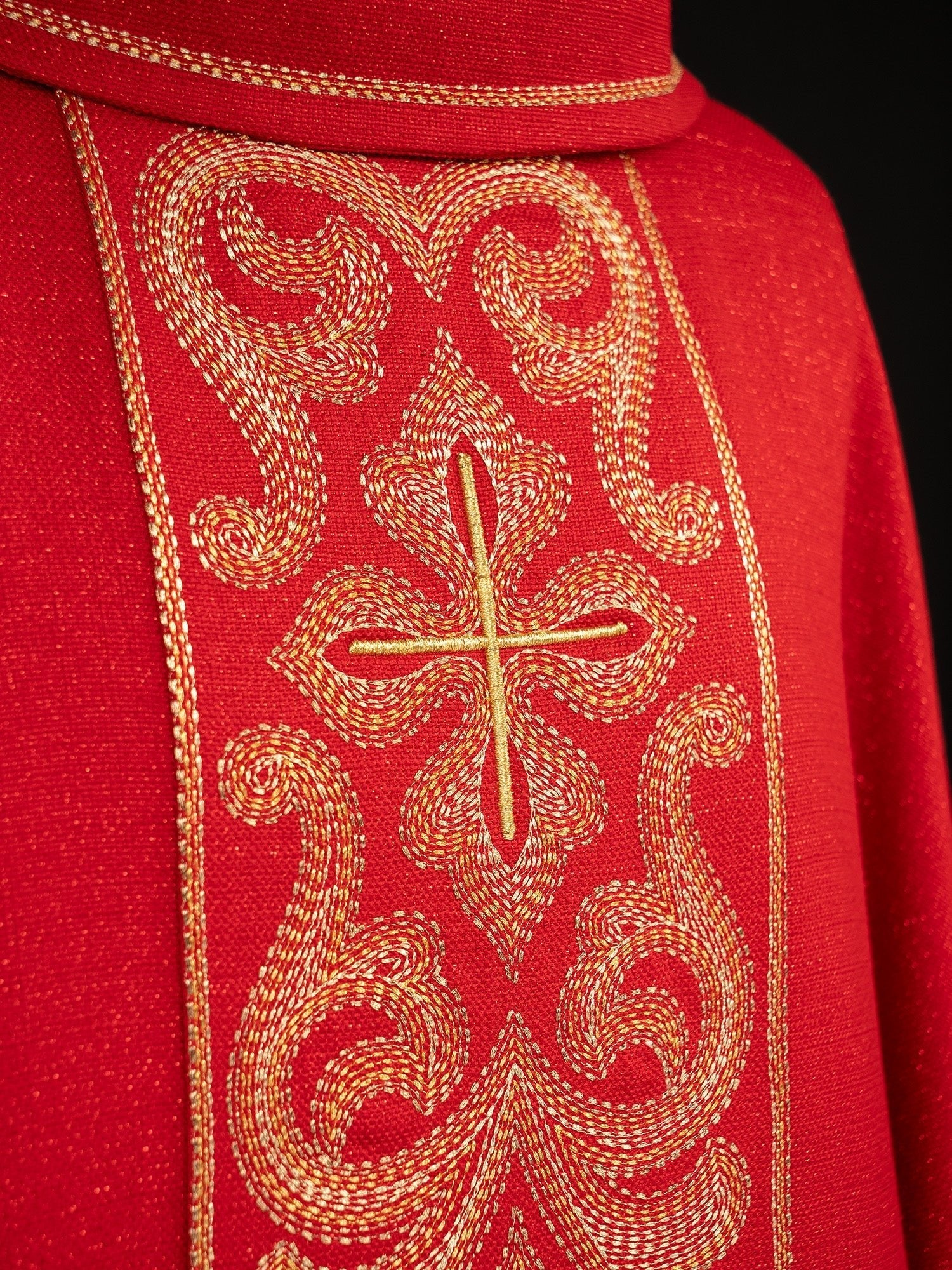 Red chasuble with light gold embroidery LE/7028/02 - HAFTINAUSA.COM