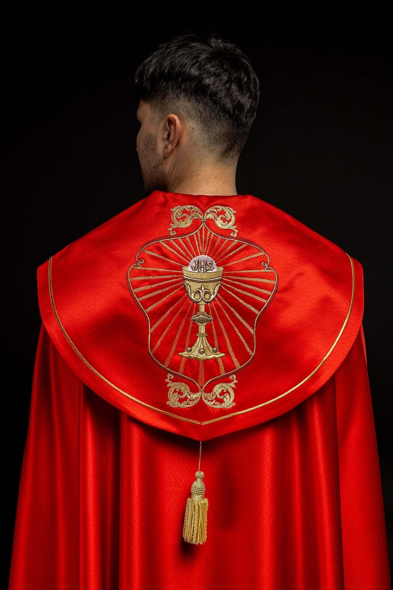 Red liturgical cope with Eucharist Chalice embroidery KKP/006/02/20 CZERWONA SAT.POMPON 150cm - HAFTINAUSA.COM