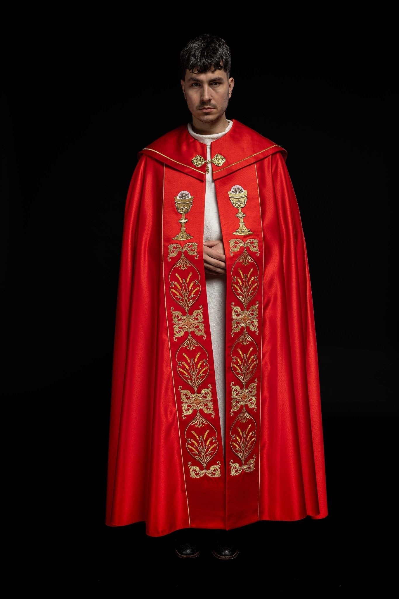 Red liturgical cope with Eucharist Chalice embroidery KKP/006/02/20 CZERWONA SAT.POMPON 150cm - HAFTINAUSA.COM
