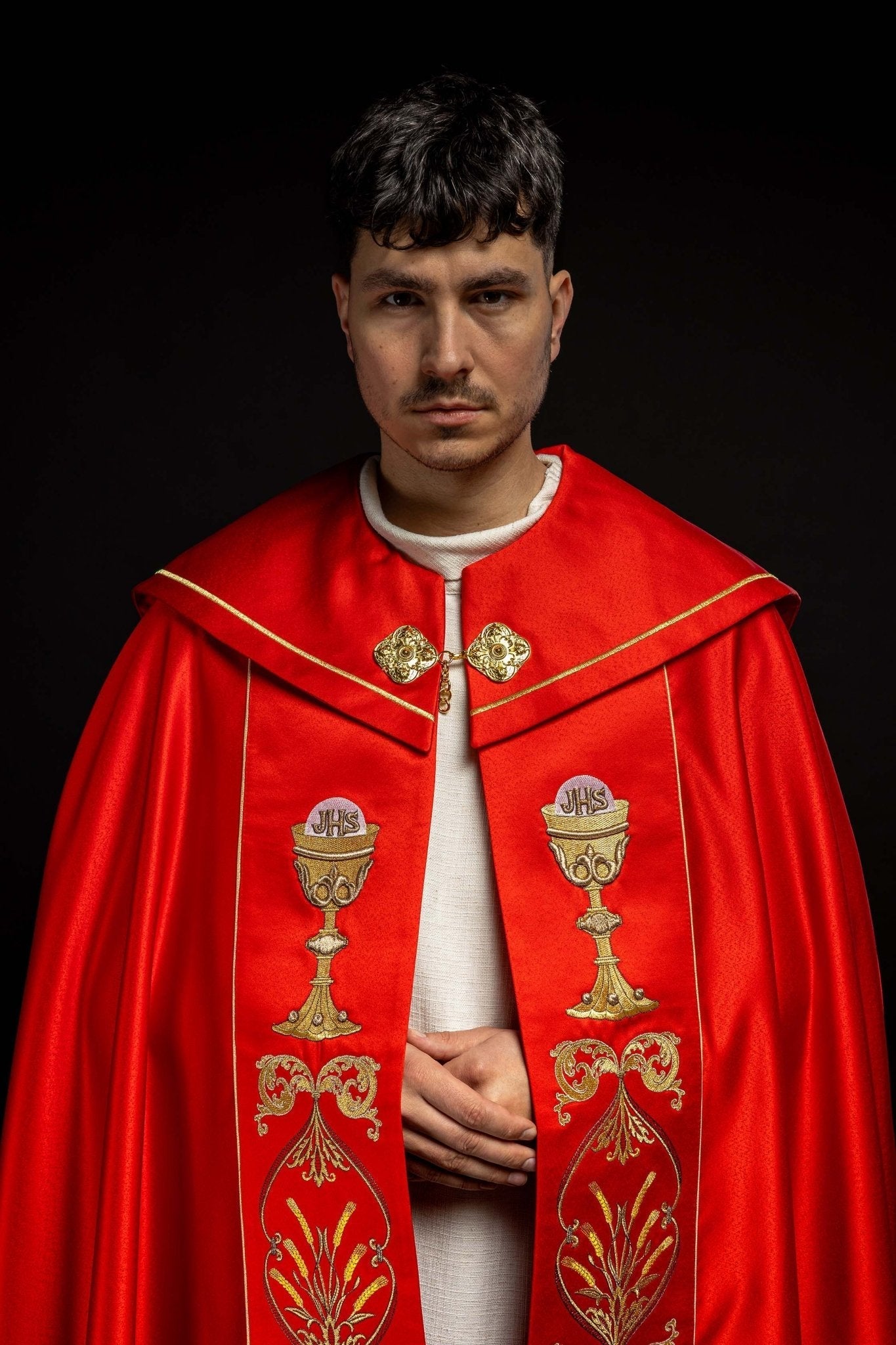 Red liturgical cope with Eucharist Chalice embroidery KKP/006/02/20 CZERWONA SAT.POMPON 150cm - HAFTINAUSA.COM