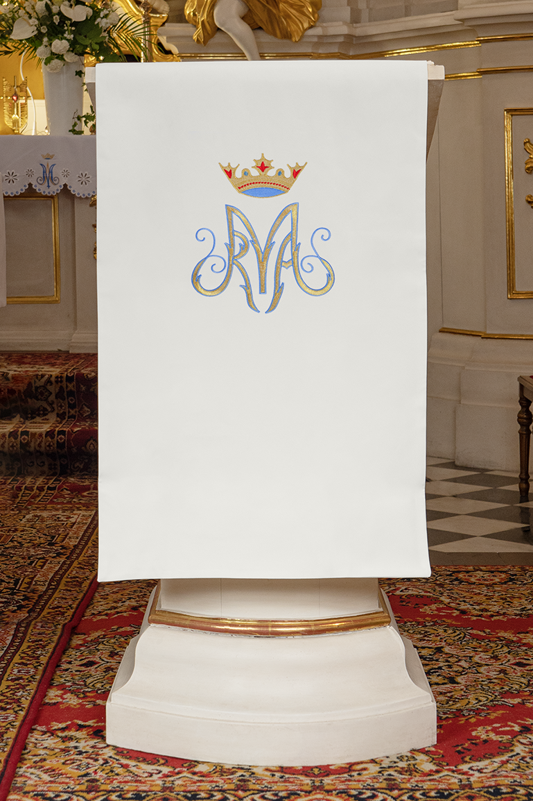 White lectern cover embroidered with an ecru Marian motif - HAFTINAUSA.COM