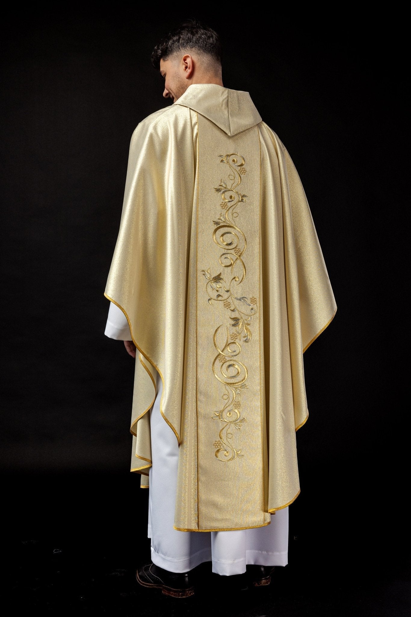 Shiny chasuble with an image of the Holy Family KOR/196/10/37 ZŁOTY - HAFTINAUSA.COM