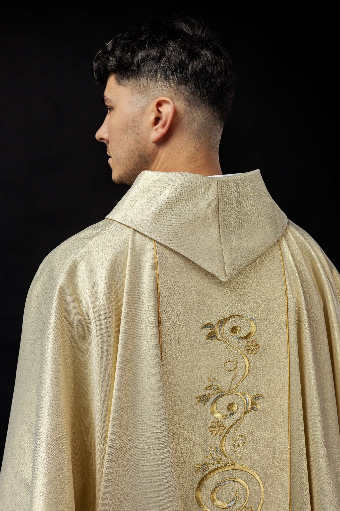 Shiny chasuble with an image of the Holy Family KOR/196/10/37 ZŁOTY - HAFTINAUSA.COM