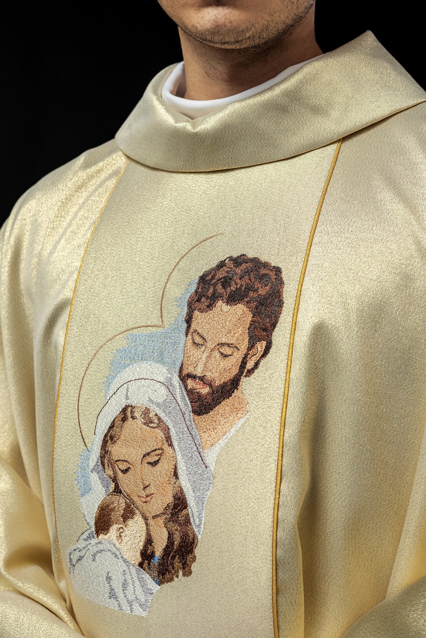 Shiny chasuble with an image of the Holy Family KOR/196/10/37 ZŁOTY - HAFTINAUSA.COM