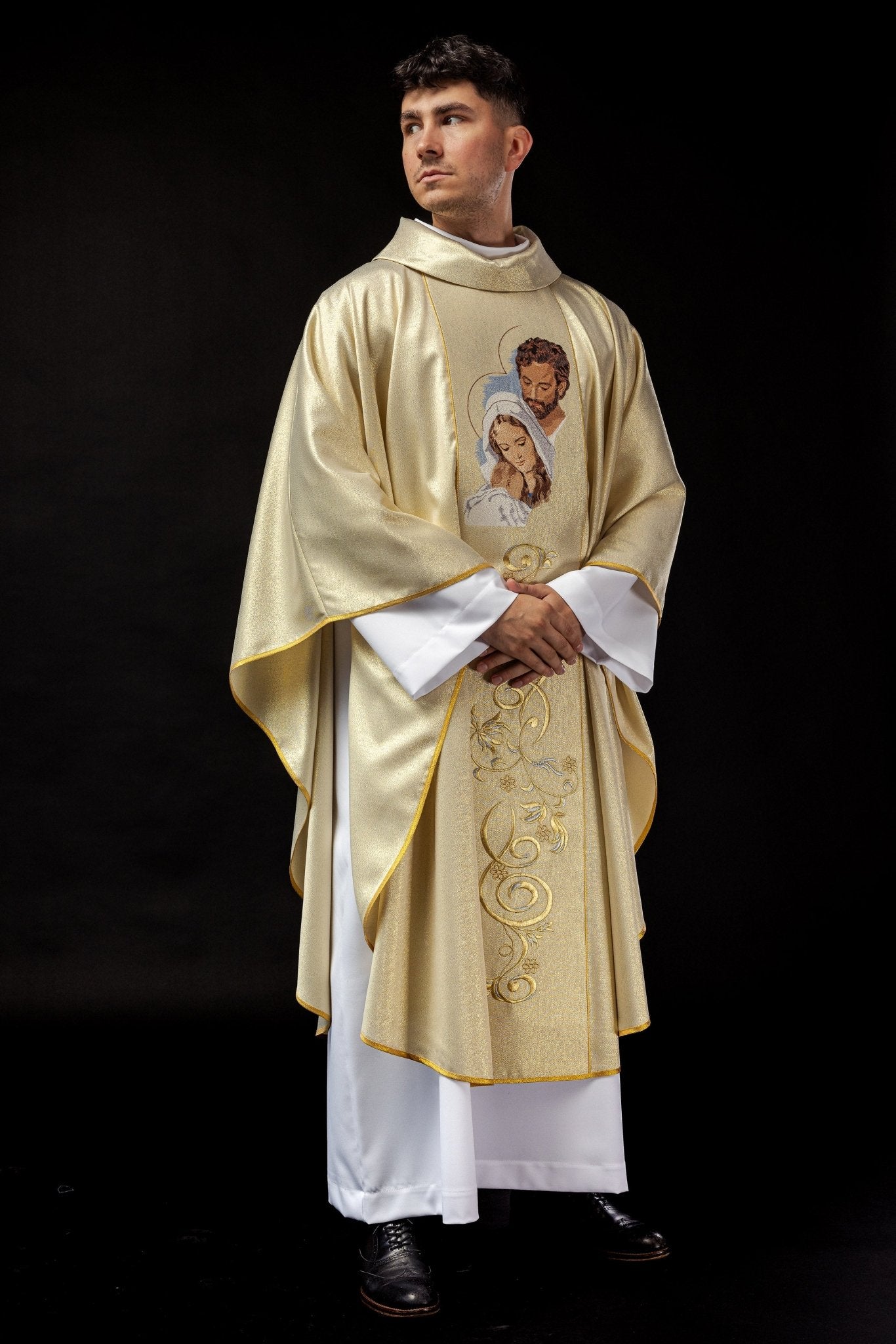 Shiny chasuble with an image of the Holy Family KOR/196/10/37 ZŁOTY - HAFTINAUSA.COM
