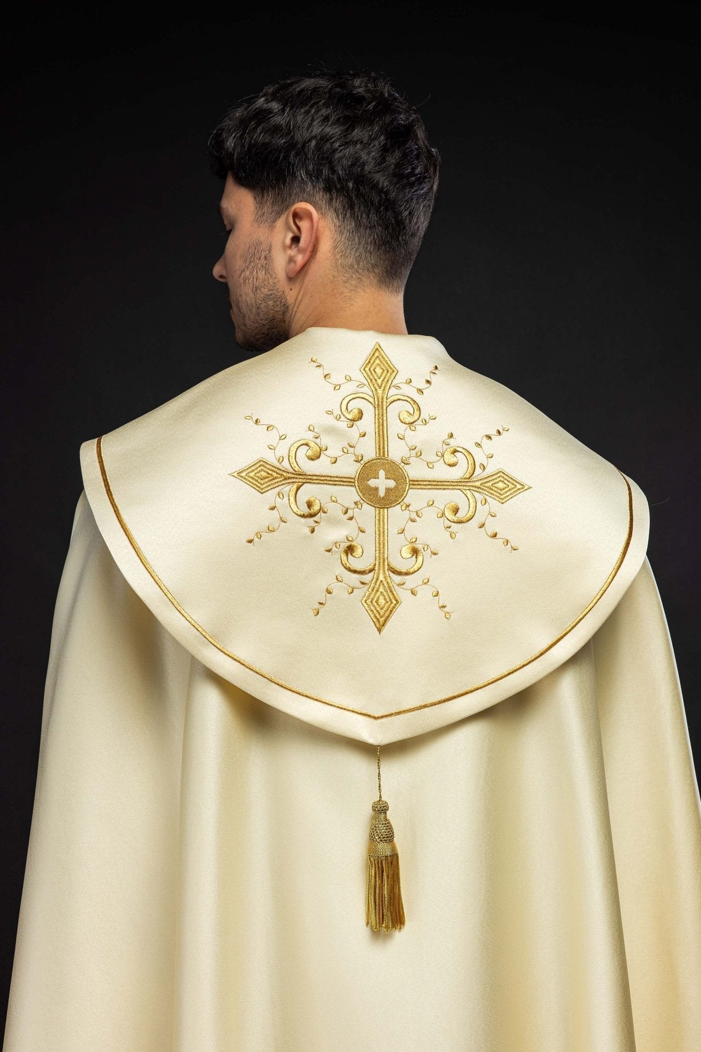 Simple liturgical cope in ecru with gold embroidered crosses KKP/024/05/20 ECRU POMPON 145cm - HAFTINAUSA.COM