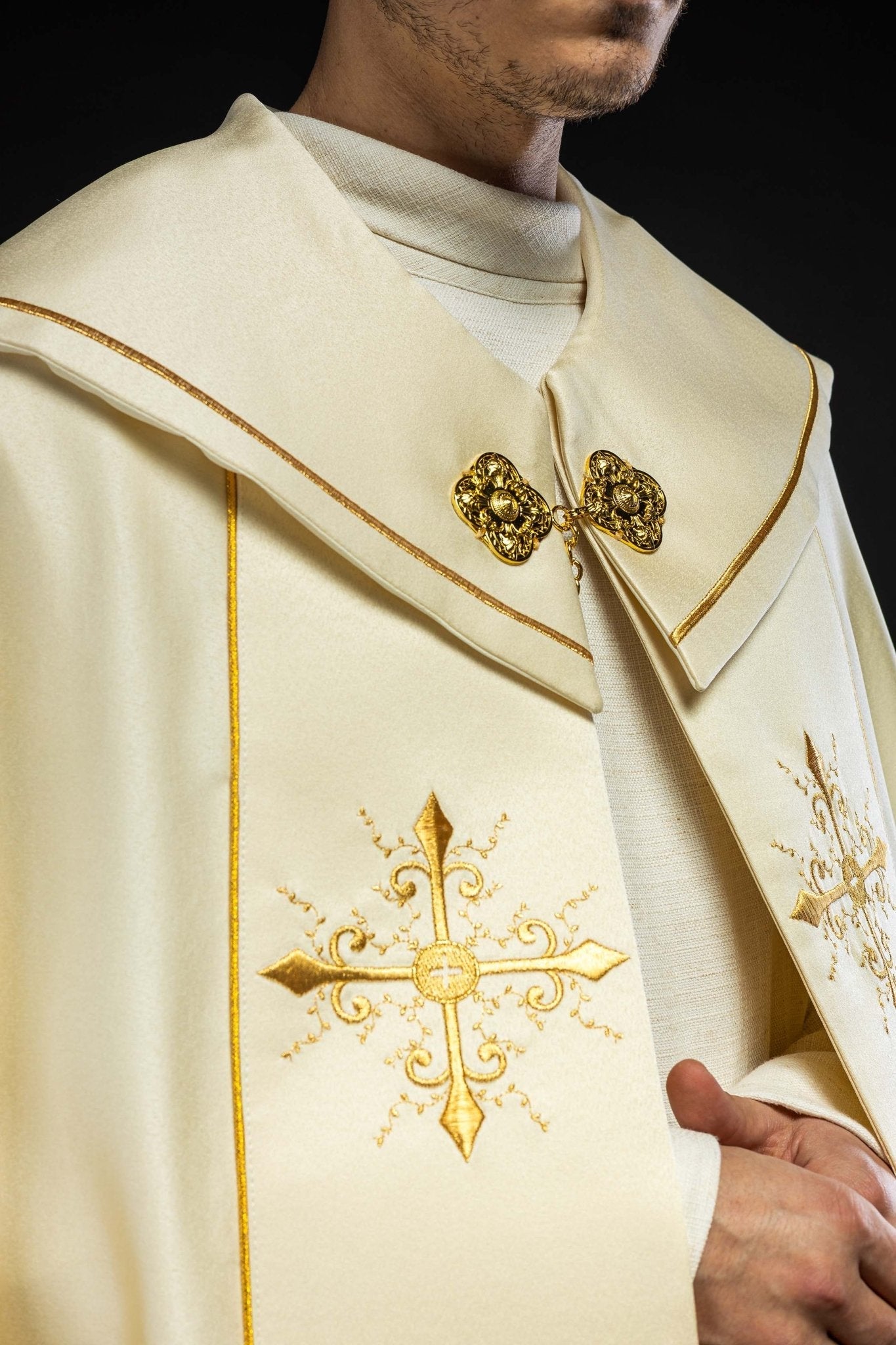 Simple liturgical cope in ecru with gold embroidered crosses KKP/024/05/20 ECRU POMPON 145cm - HAFTINAUSA.COM