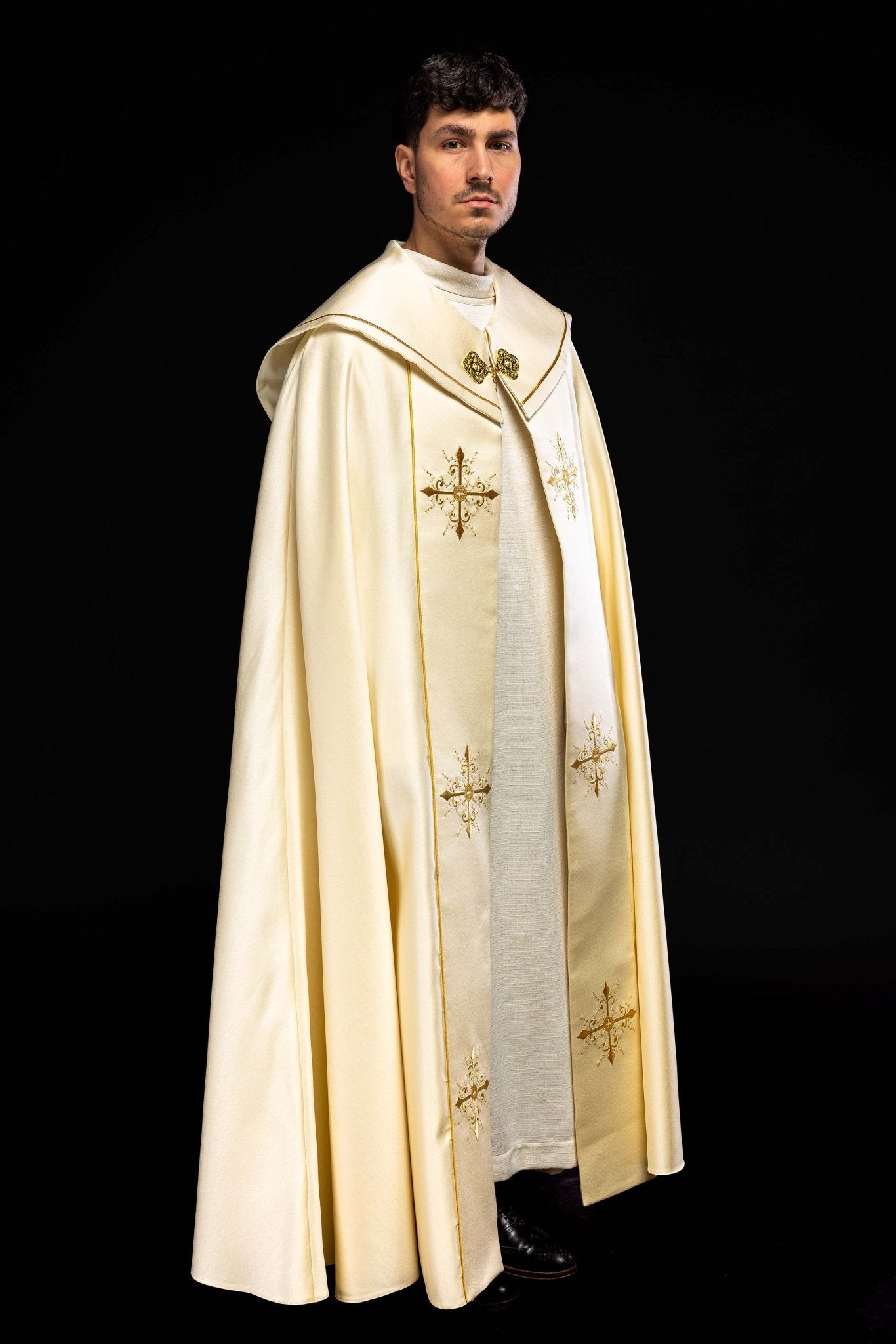 Simple liturgical cope in ecru with gold embroidered crosses KKP/024/05/20 ECRU POMPON 145cm - HAFTINAUSA.COM