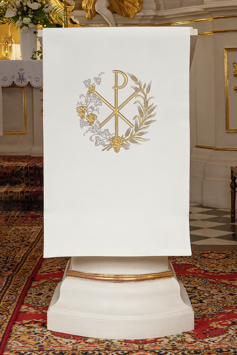 Lectern cover embroidered with a PAX motif in ecru