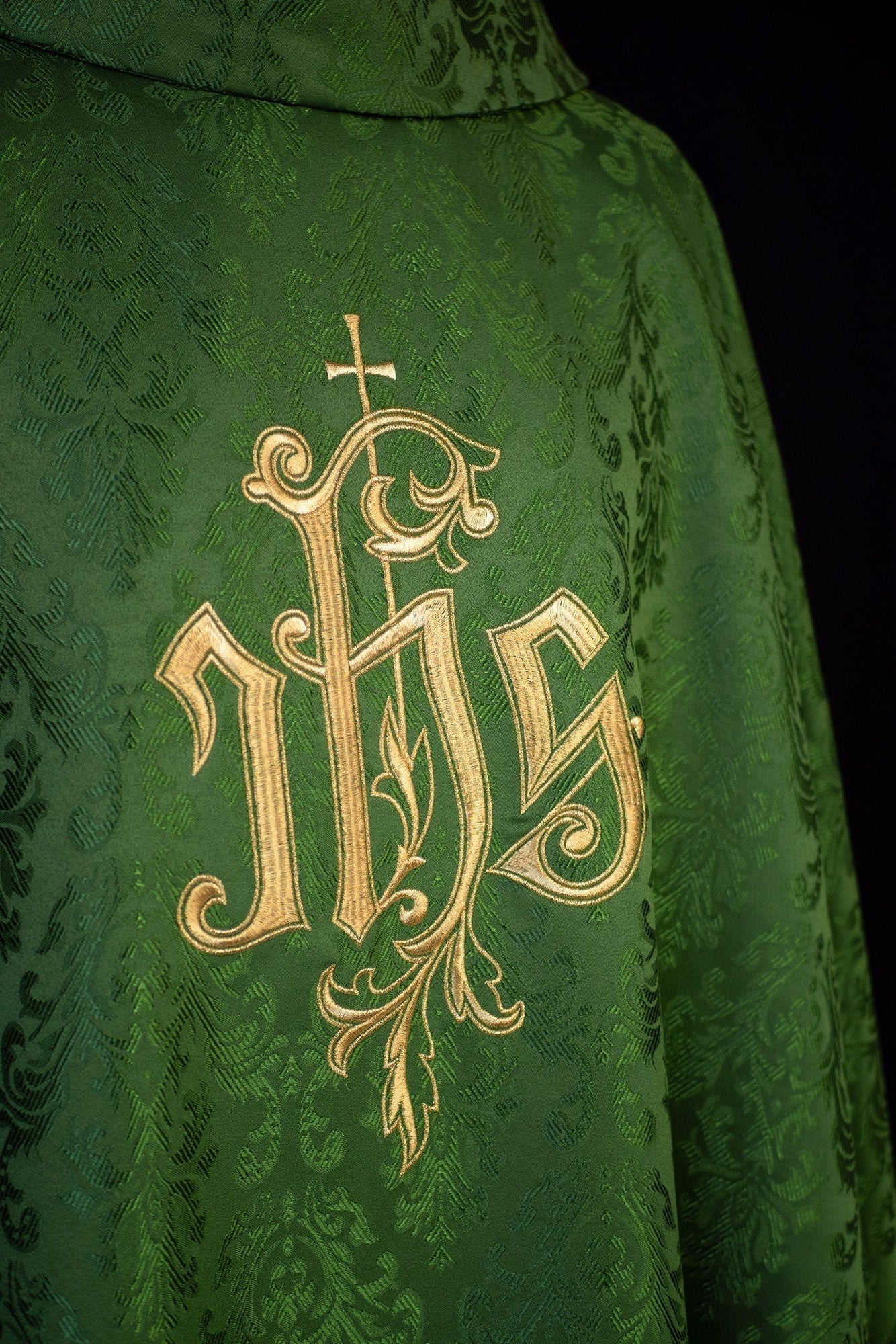 Chasuble made of green floral ornamental texture with classic IHS - HAFTINAUSA.COM