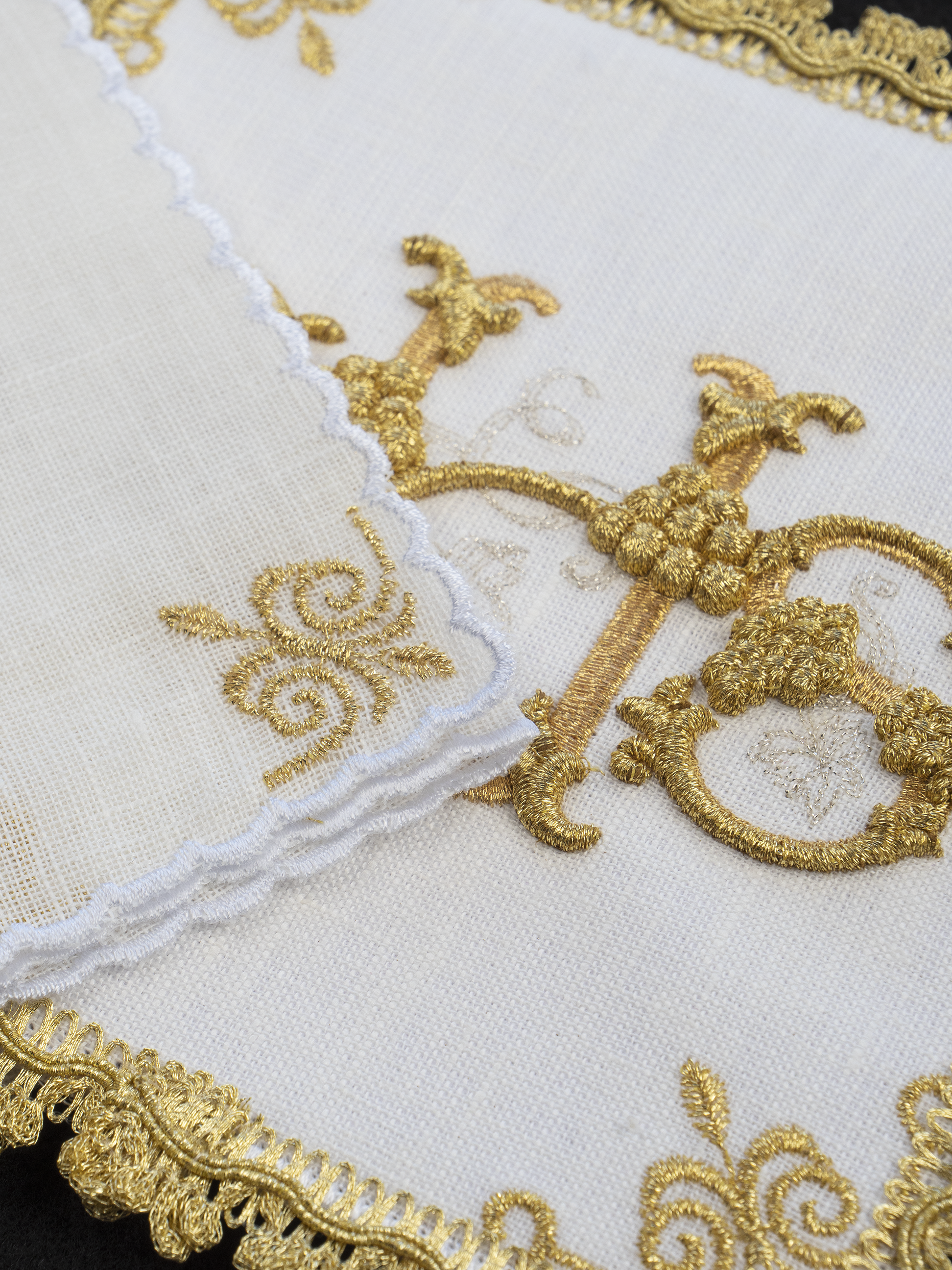 Chalice linens with embroidered IHS and grapes HA/511 - HAFTINAUSA.COM