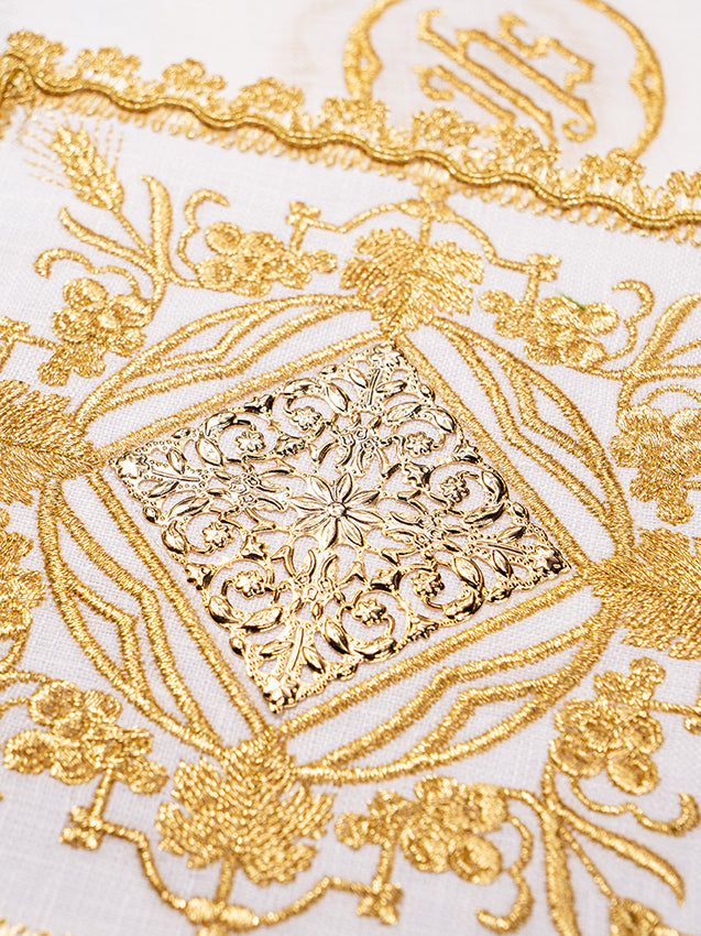 Chalice linens with metal decoration