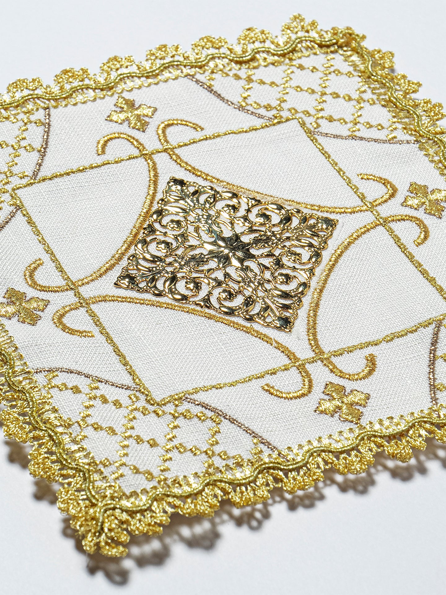 Chalice linen set with metal cross and gold embroidery - HAFTINAUSA.COM