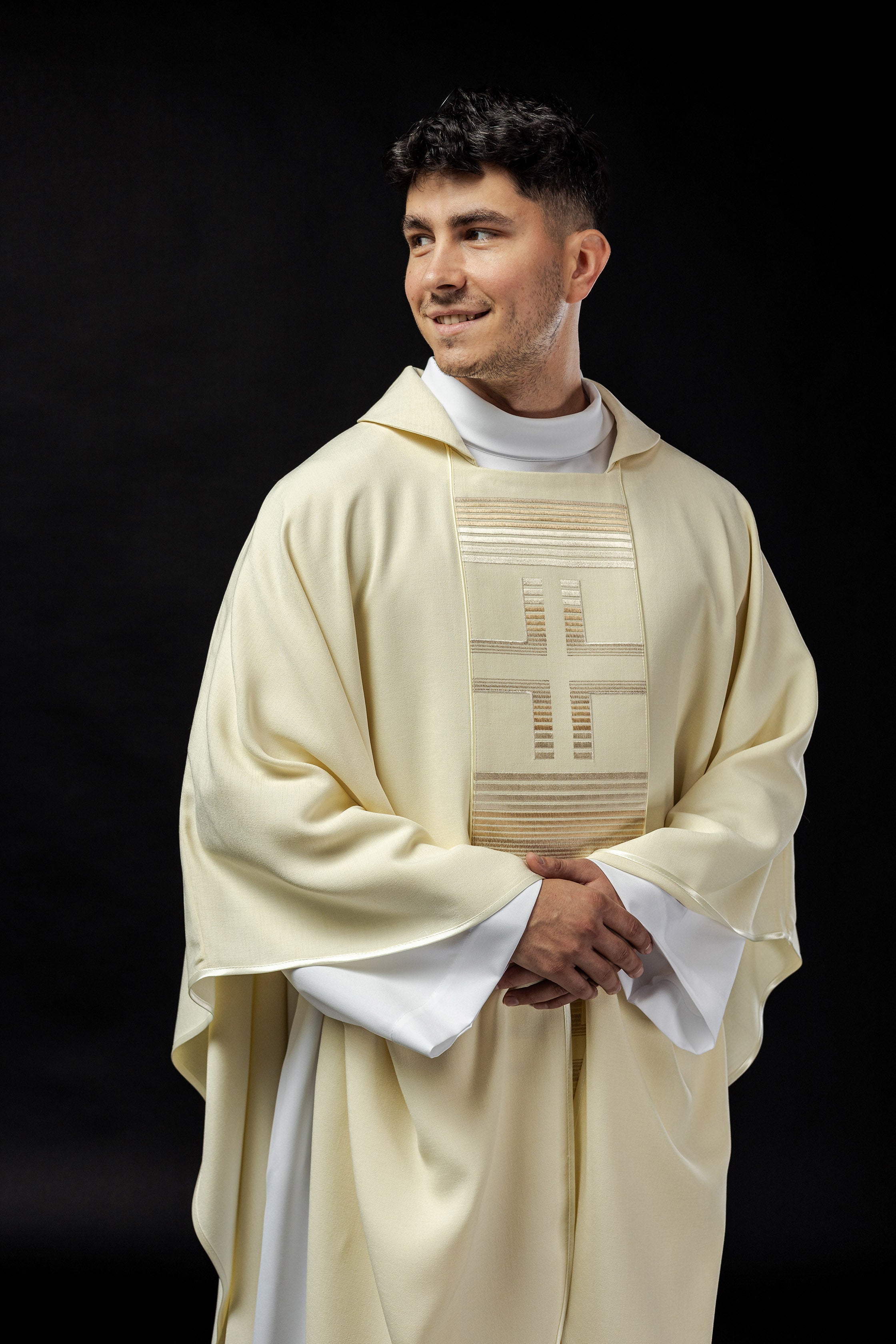 Embroidered chasuble with Crosses in ecru and collar KARO - HAFTINAUSA.COM