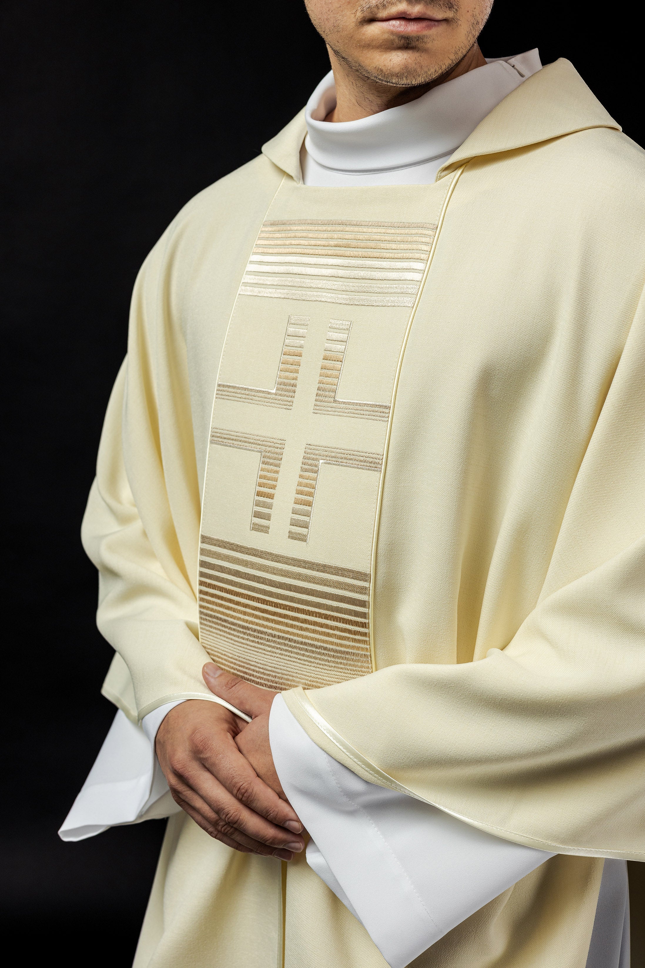 Embroidered chasuble with Crosses in ecru and collar KARO