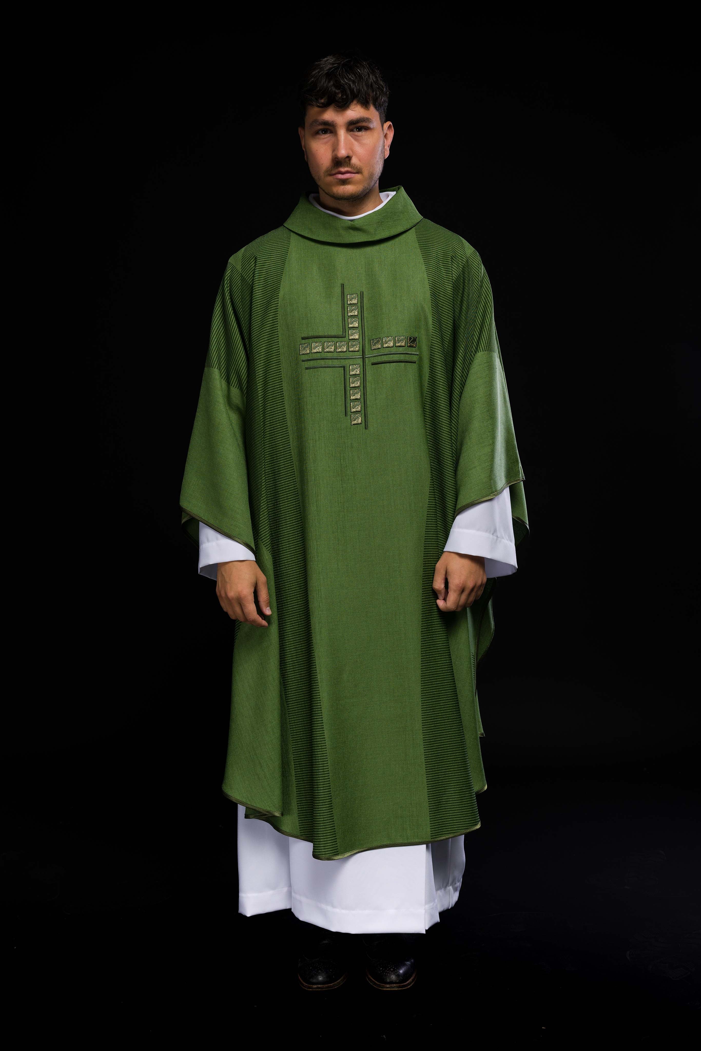 Chasuble embroidered with green print and embroidery