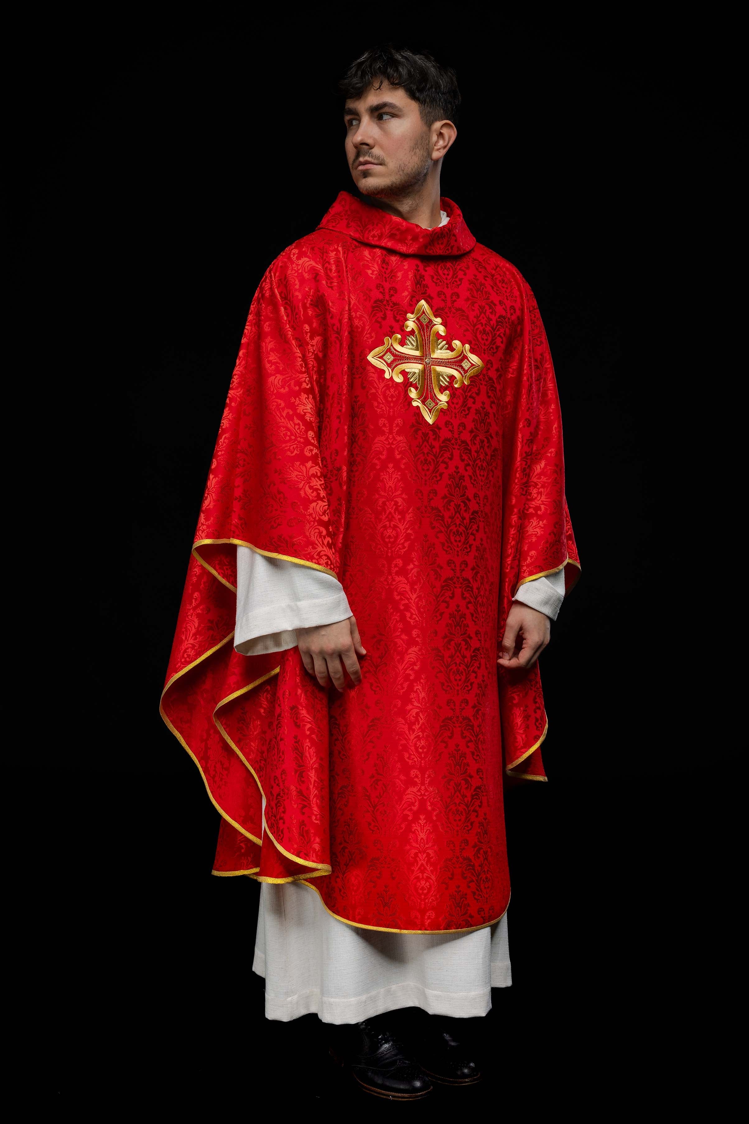 Red chasuble with cross made of patterned fabric - HAFTINAUSA.COM