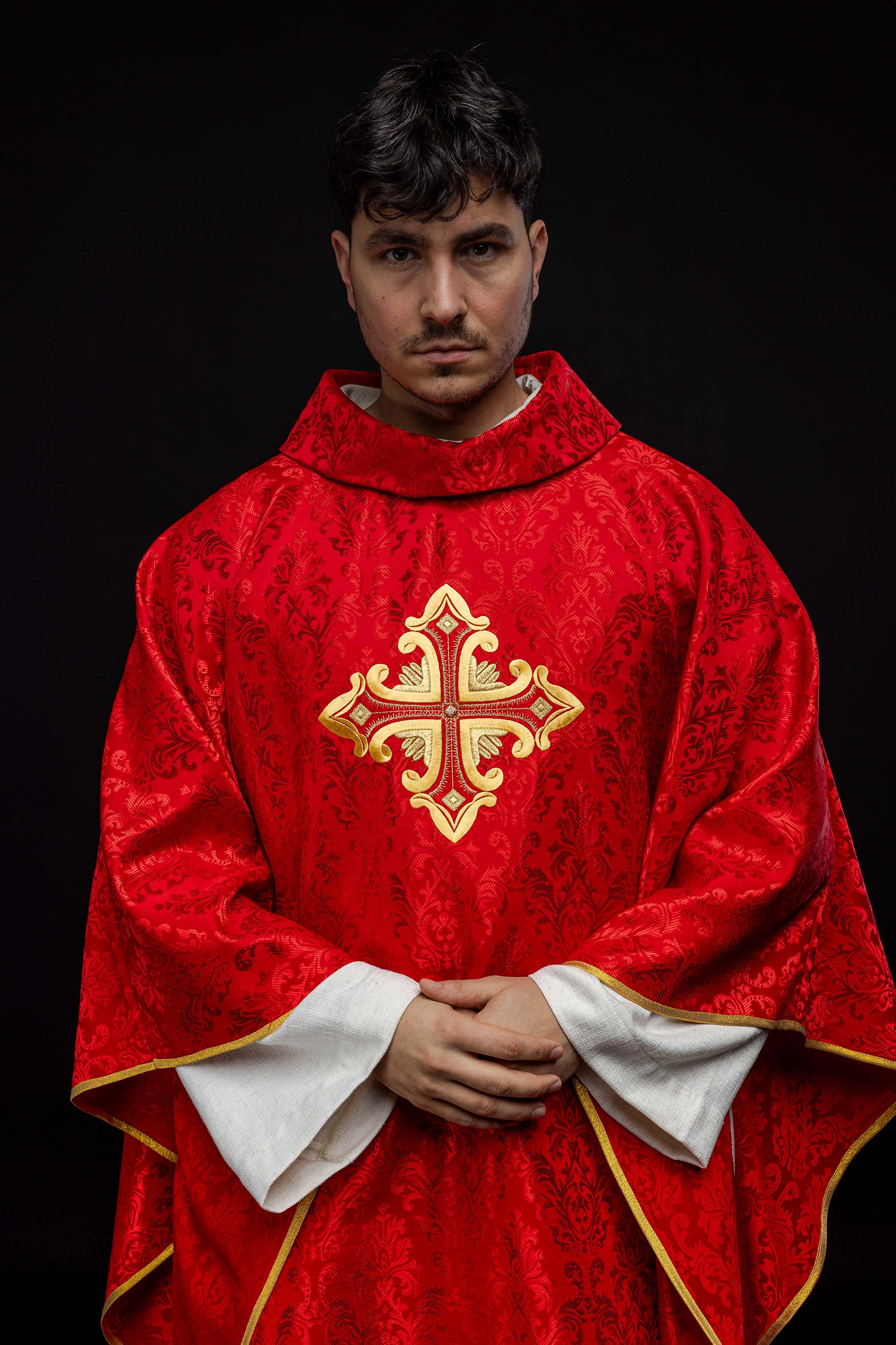 Red chasuble with cross made of patterned fabric - HAFTINAUSA.COM