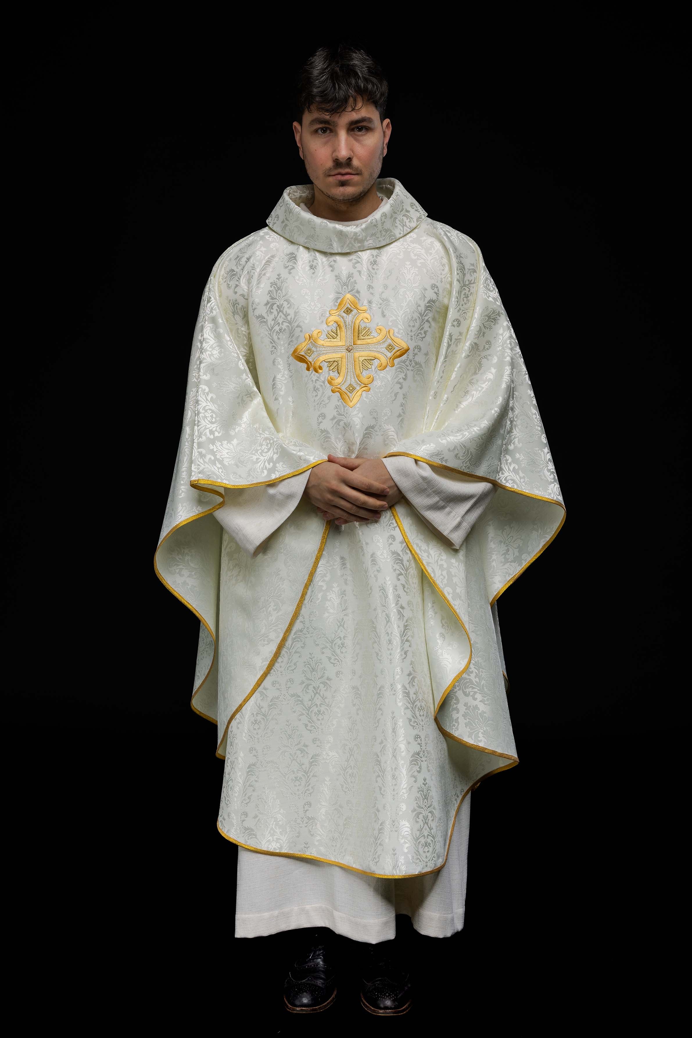 Ecru chasuble with cross made of patterned fabric - HAFTINAUSA.COM