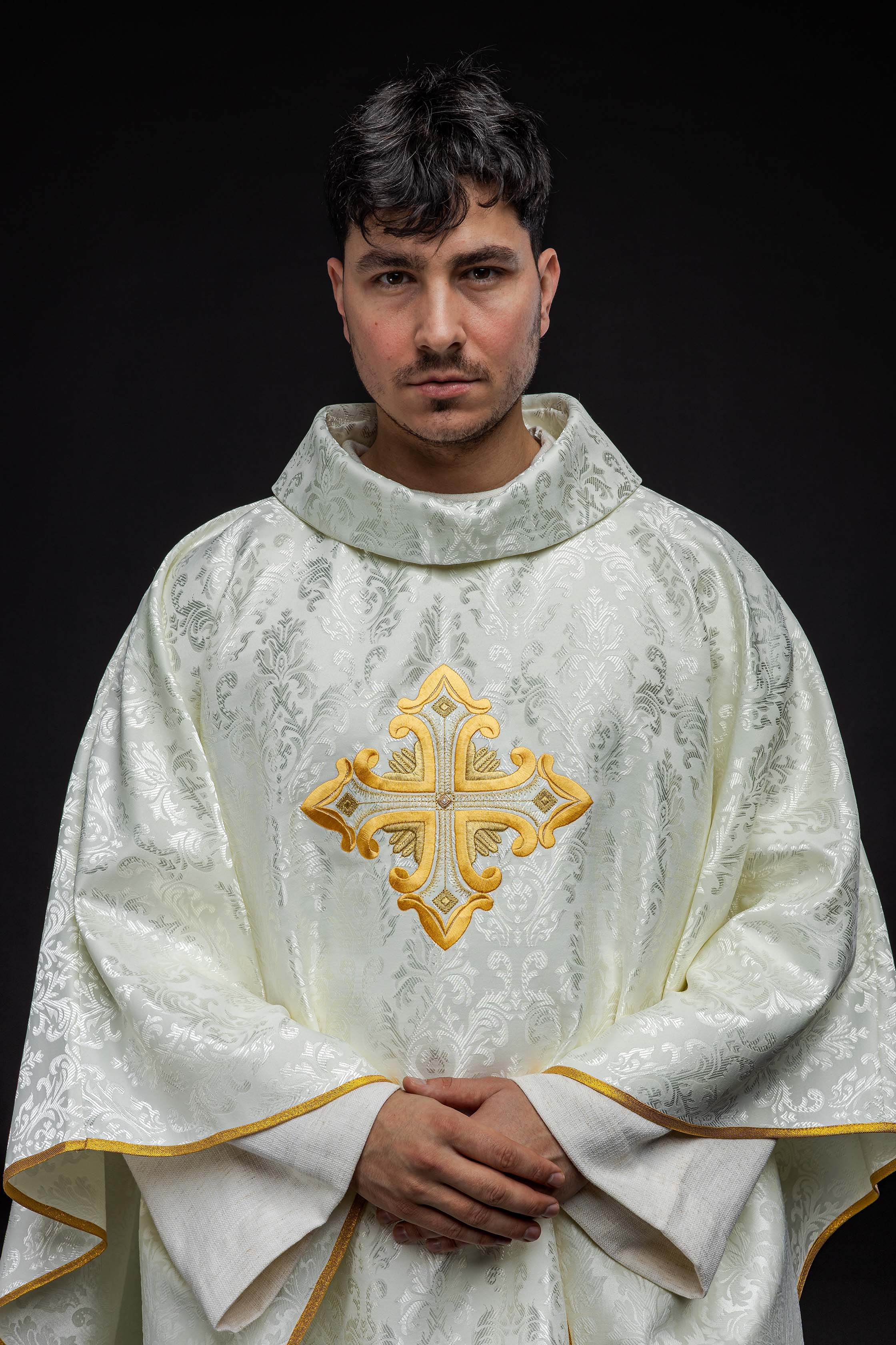 Ecru chasuble with cross made of patterned fabric - HAFTINAUSA.COM