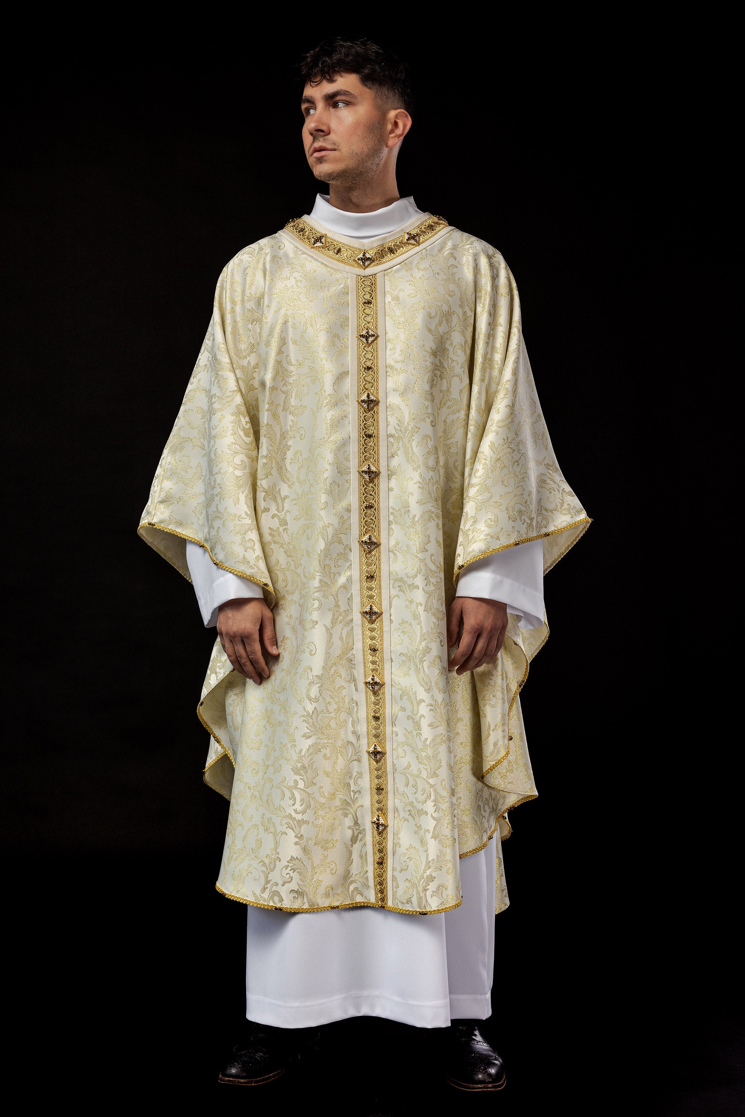 Handmade chasuble made of natural Italian fabric 7003