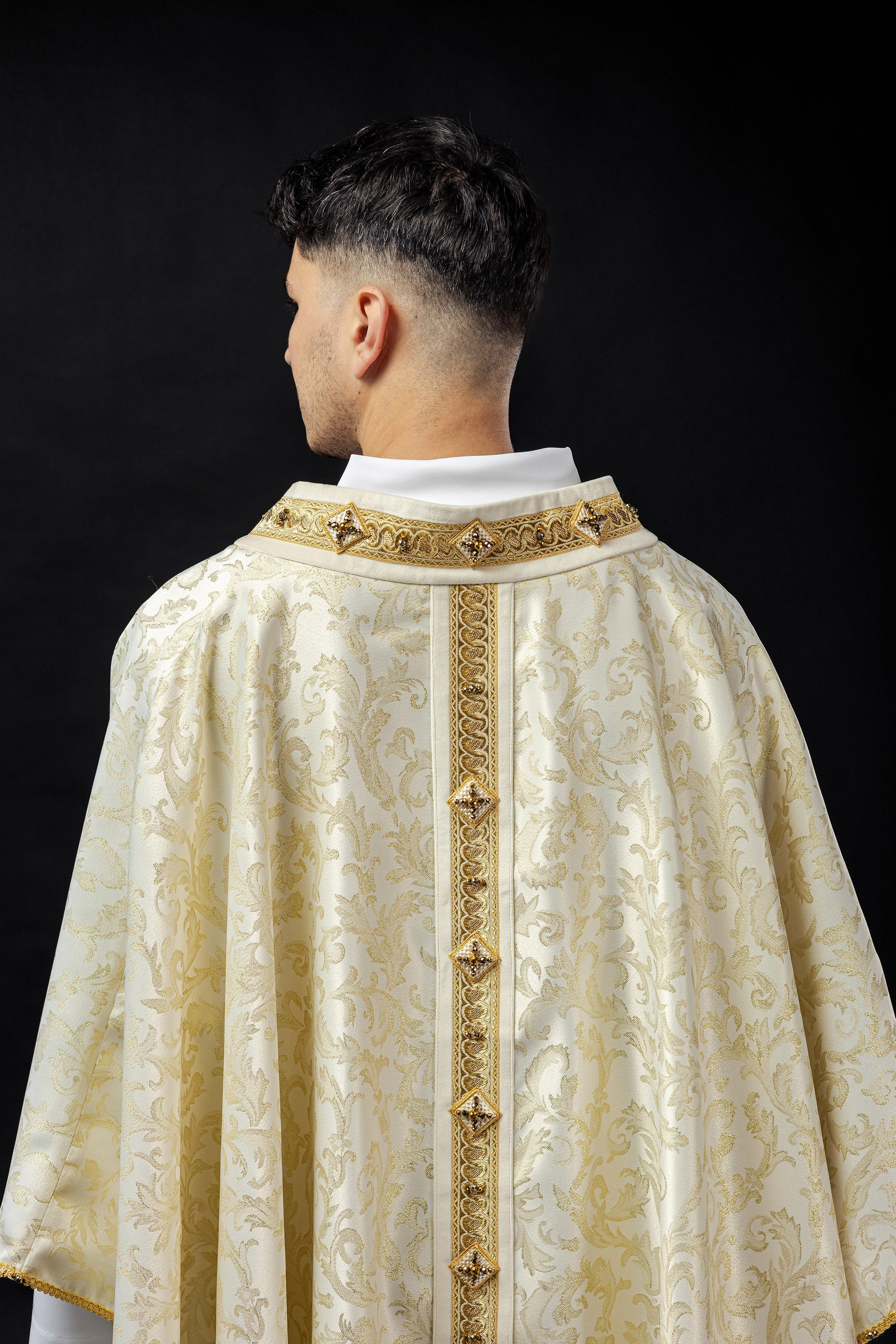 Handmade chasuble made of natural Italian fabric 7003