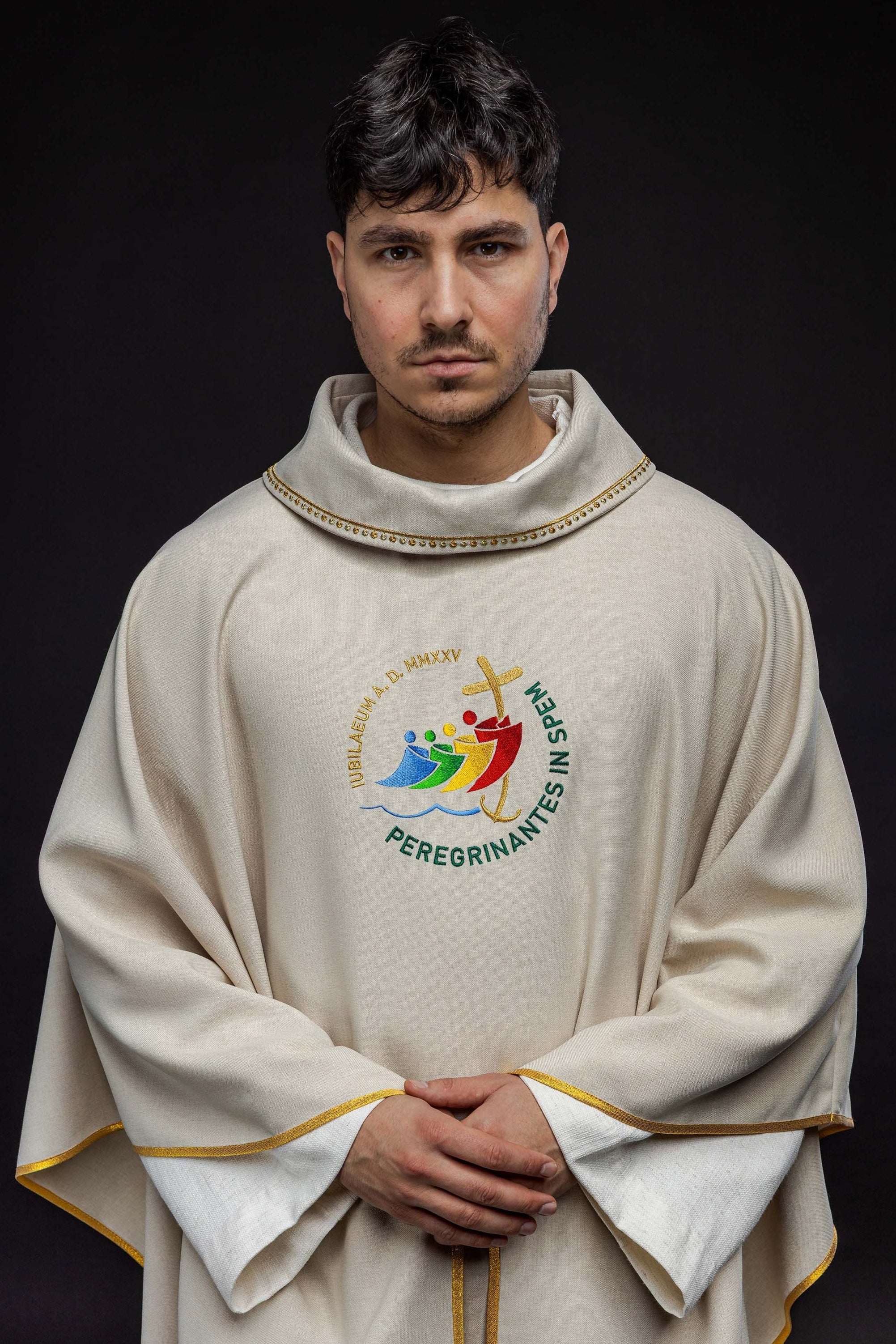 Chasuble with JUBILEE ROME 2025 embroidery and ecru trim on the collar - HAFTINAUSA.COM