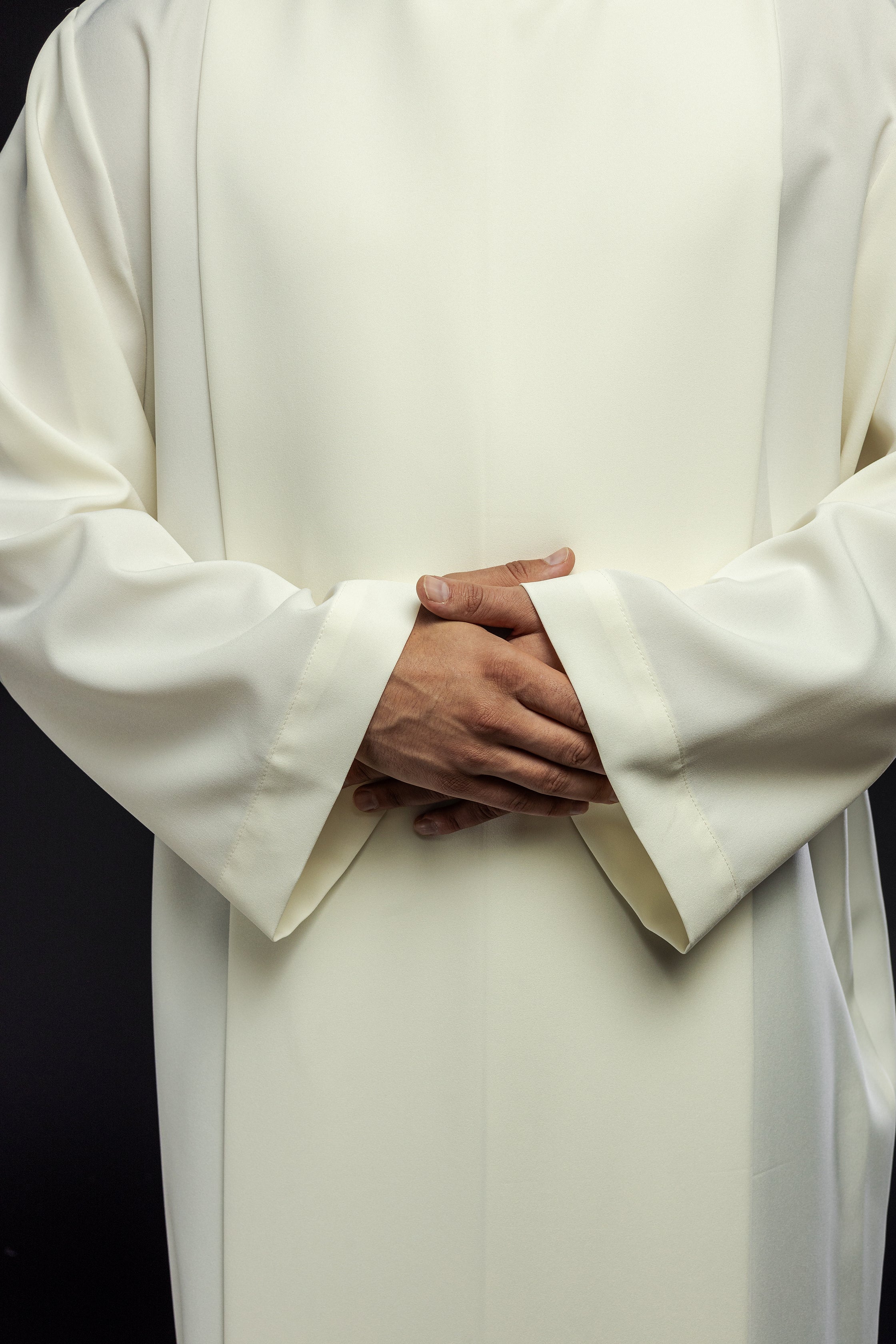 Embroidered priest's alb with neck collar in ecru