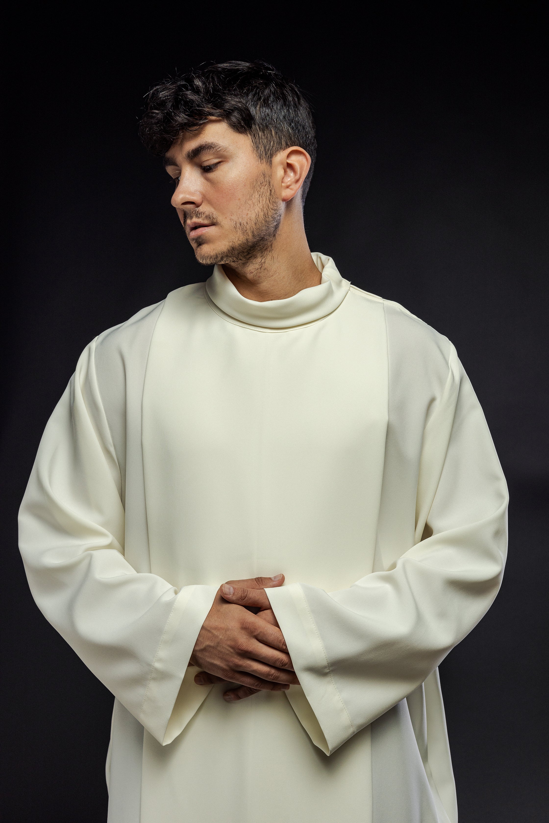 Embroidered priest's alb with neck collar in ecru