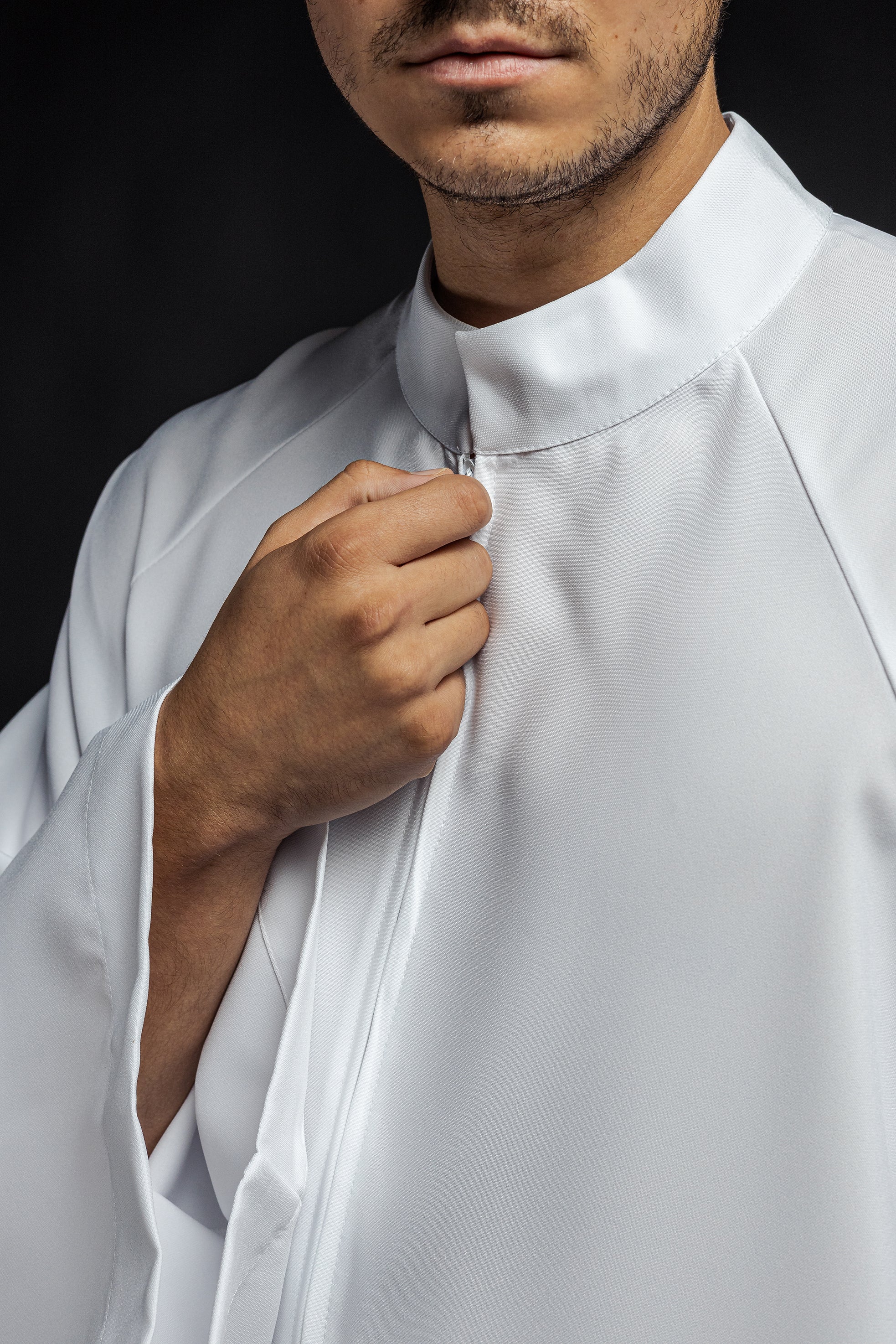 Priest alb in white with front zipper