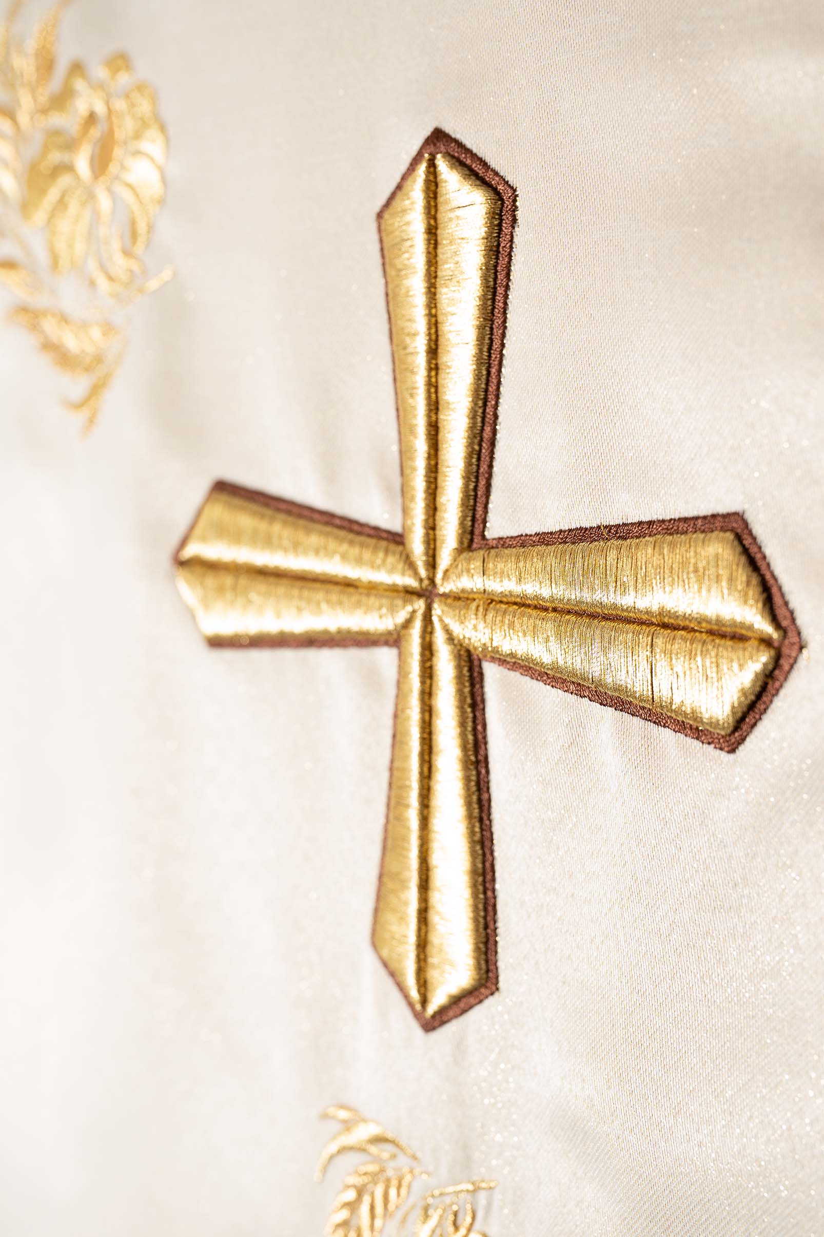 Chasuble with richly embroidered cross and collar in ecru color