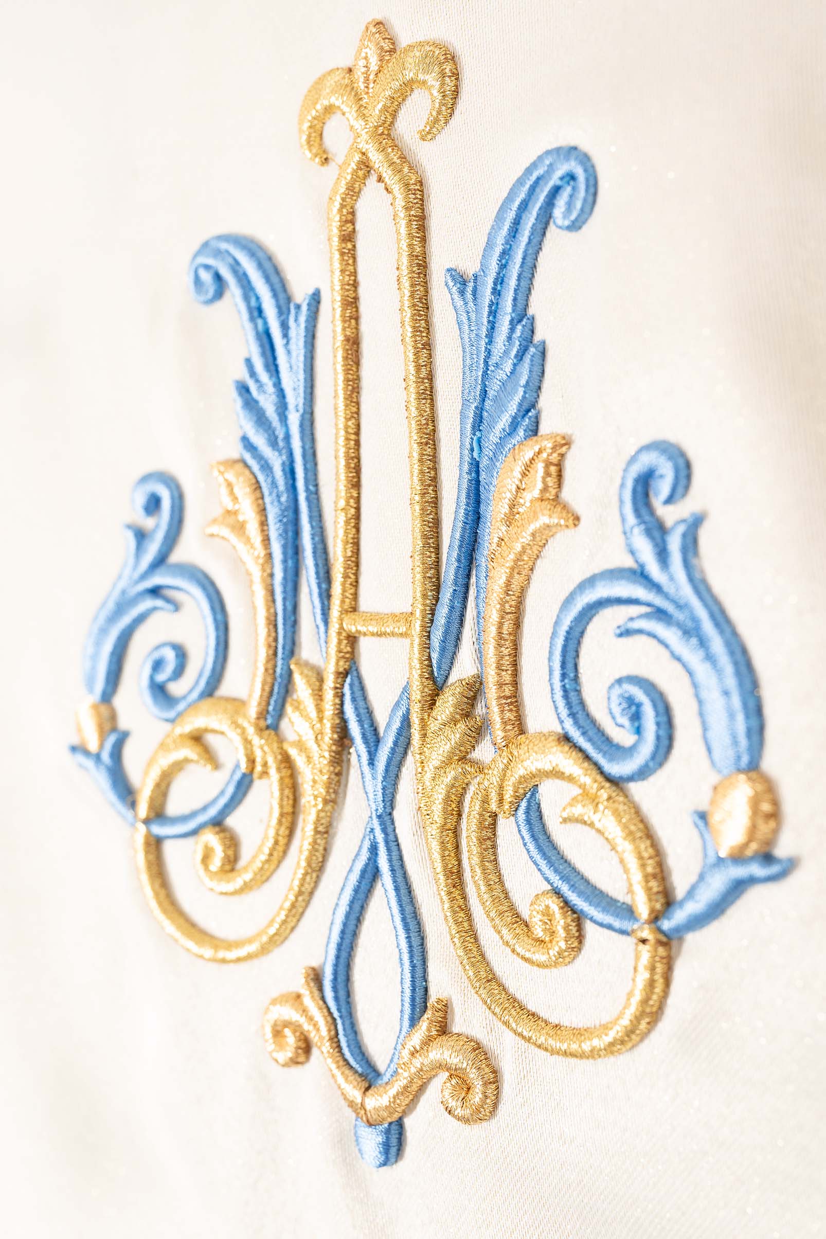 Embroidered ecru chasuble with Marian motif