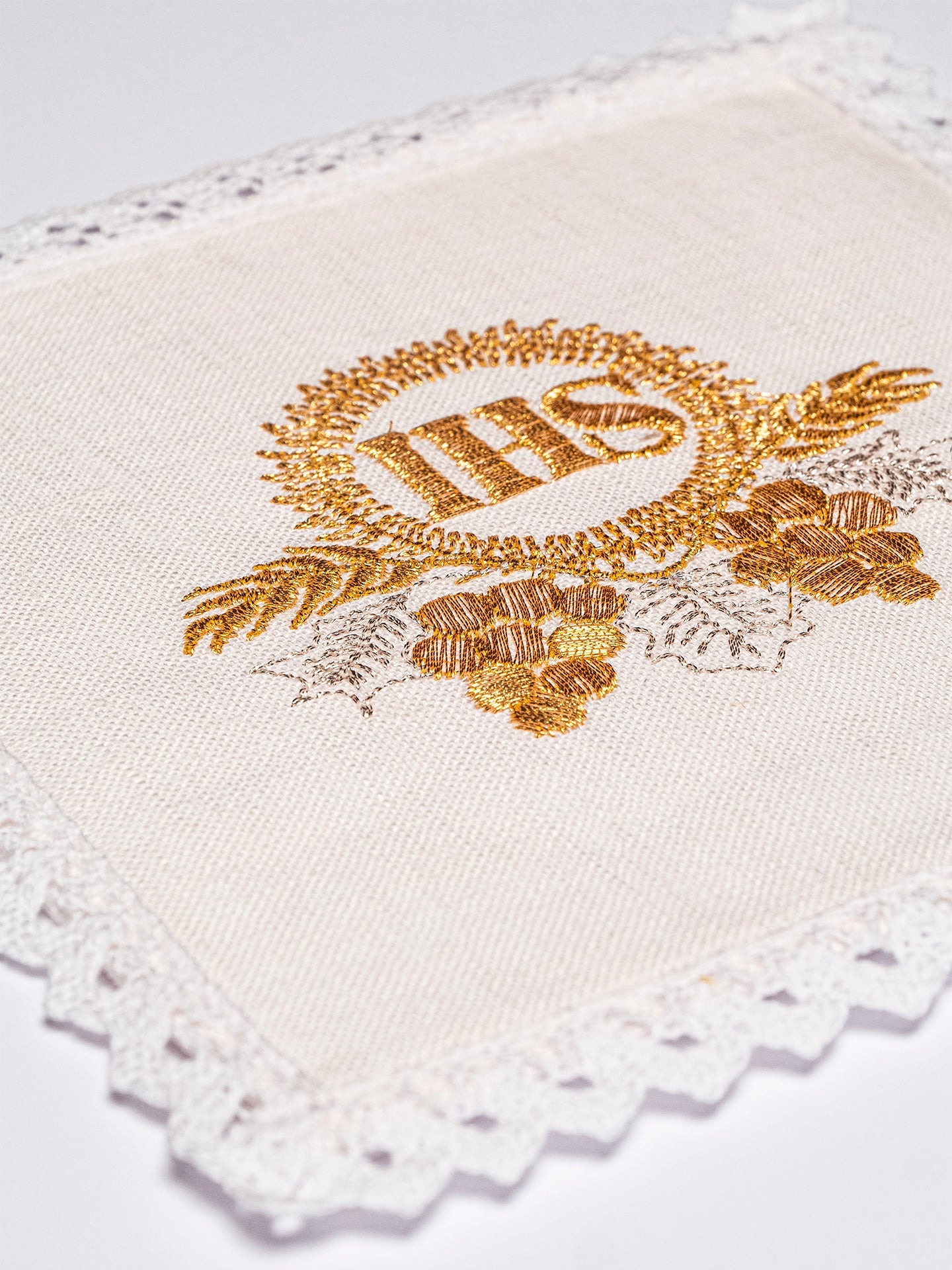 Linen chalice linen with gold IHS embroidery - HAFTINAUSA.COM