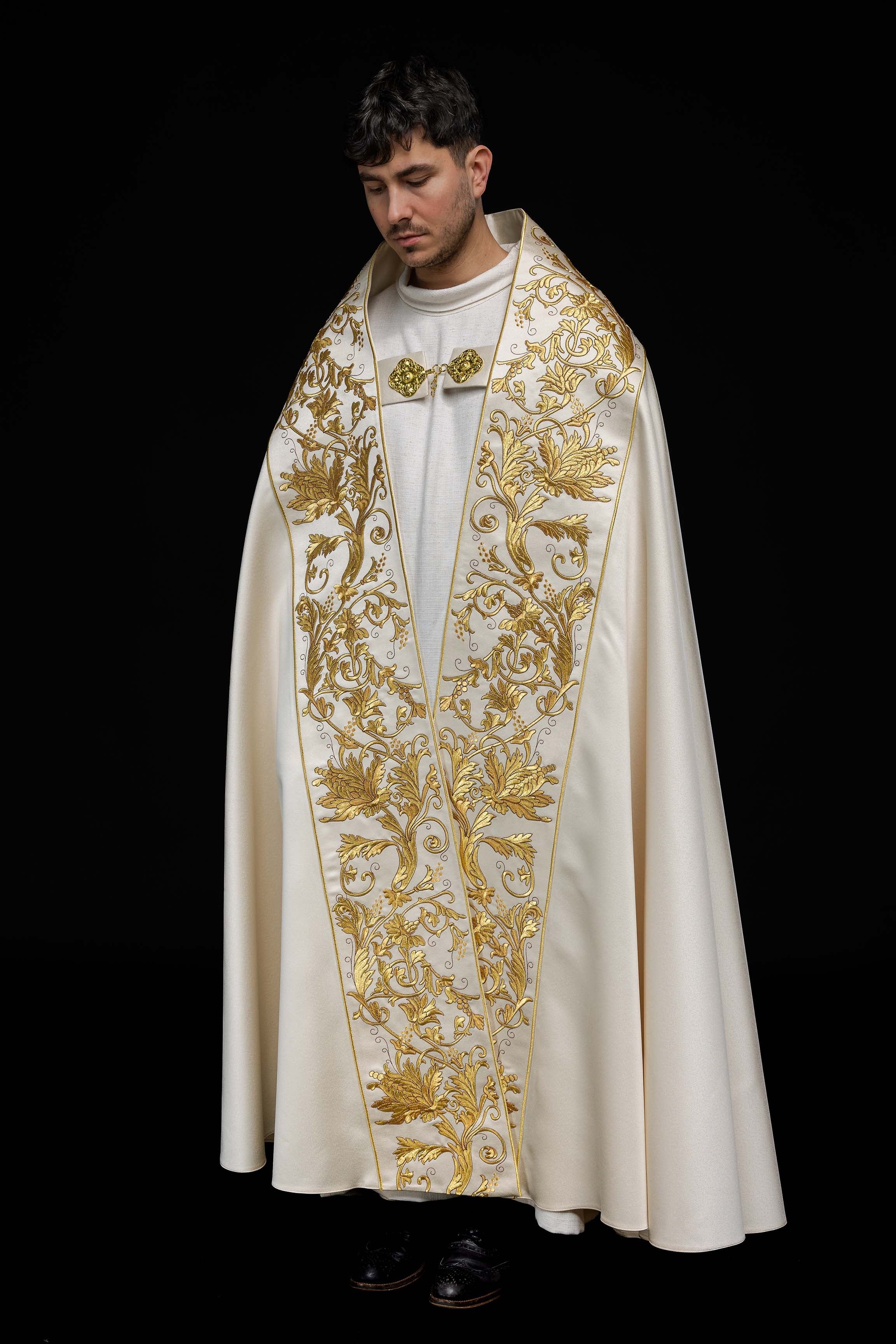 Ecru satin Roman cape with embroidered heart of Jesus - HAFTINAUSA.COM