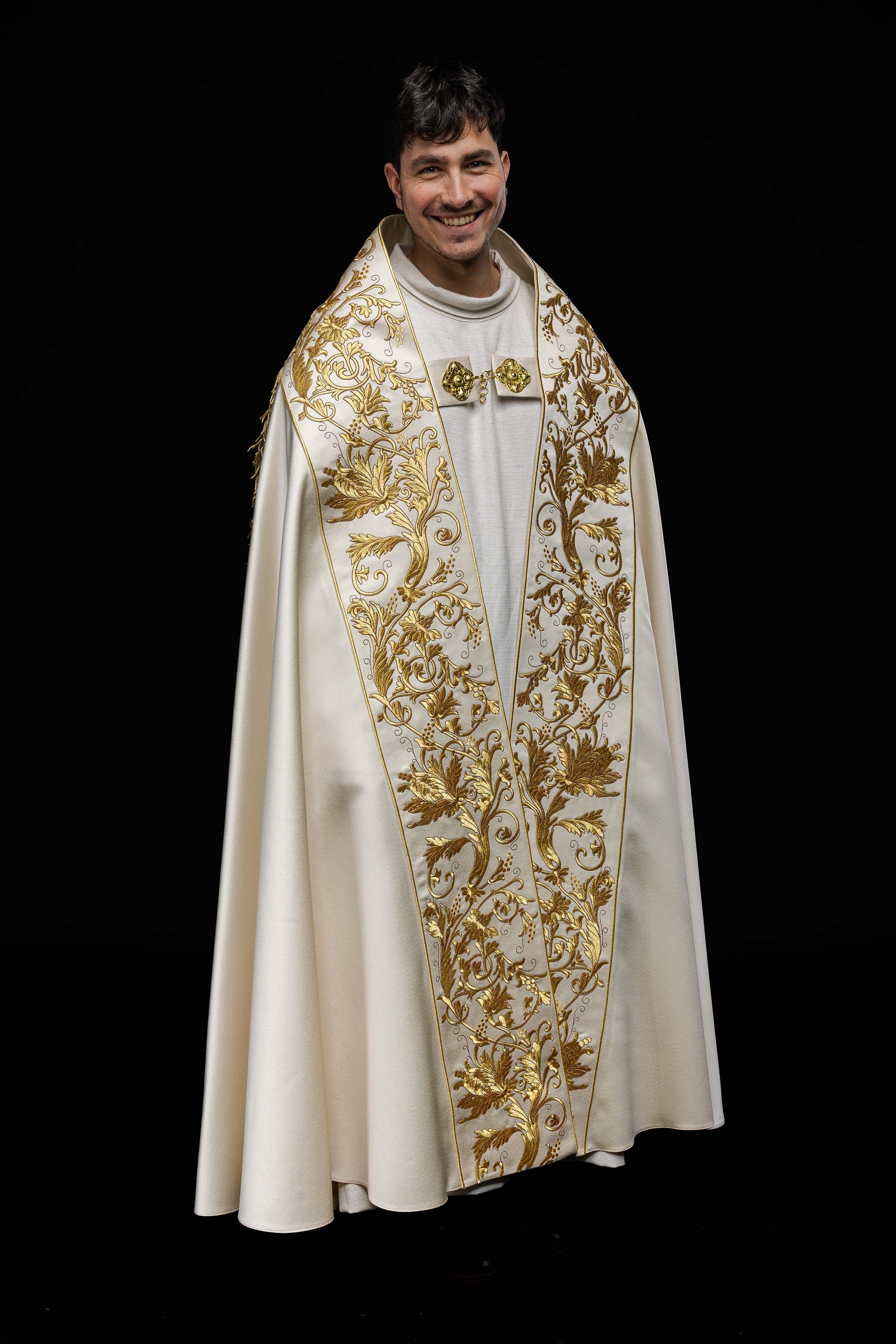 Ecru satin Roman cape with embroidered heart of Jesus - HAFTINAUSA.COM