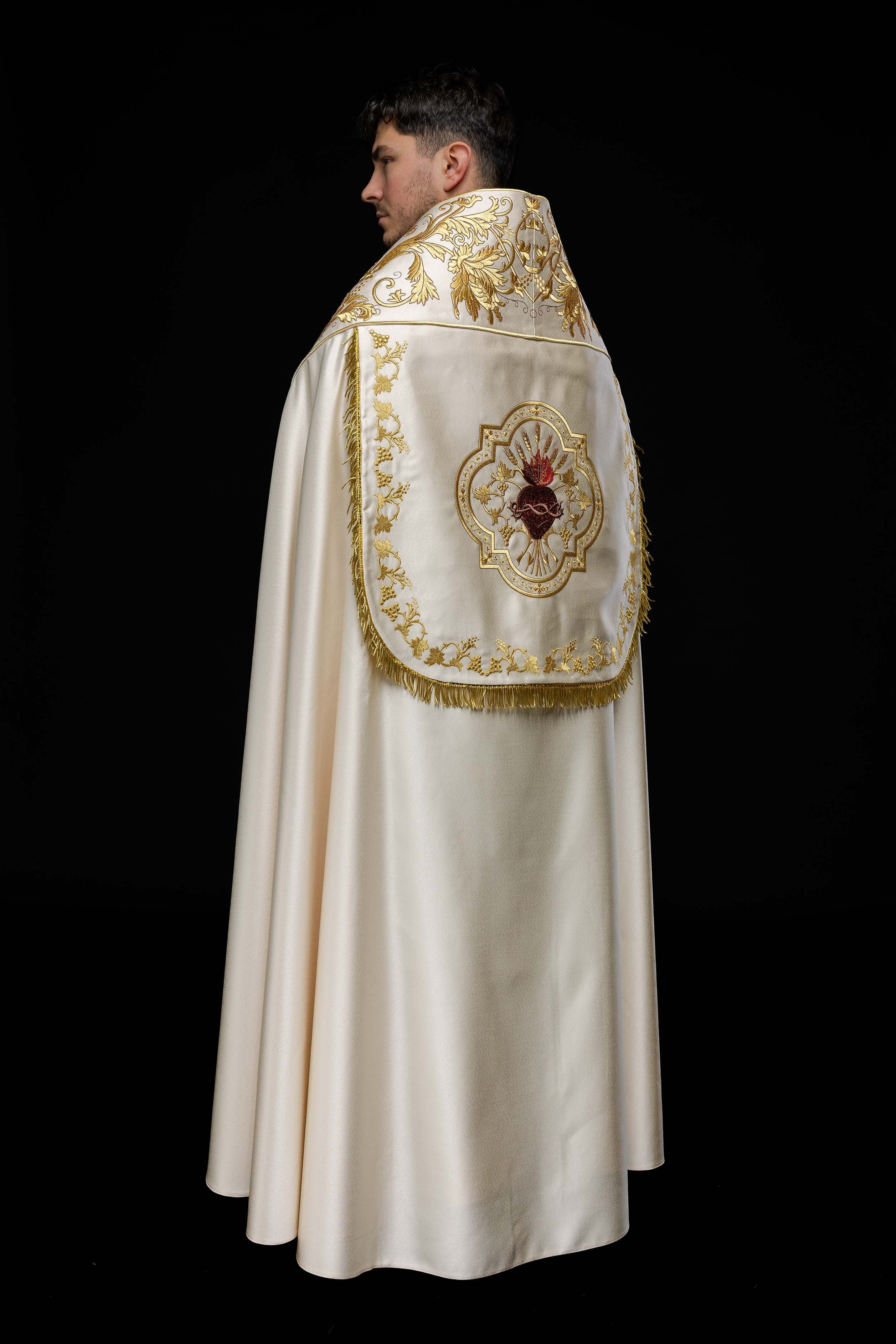 Ecru satin Roman cape with embroidered heart of Jesus - HAFTINAUSA.COM