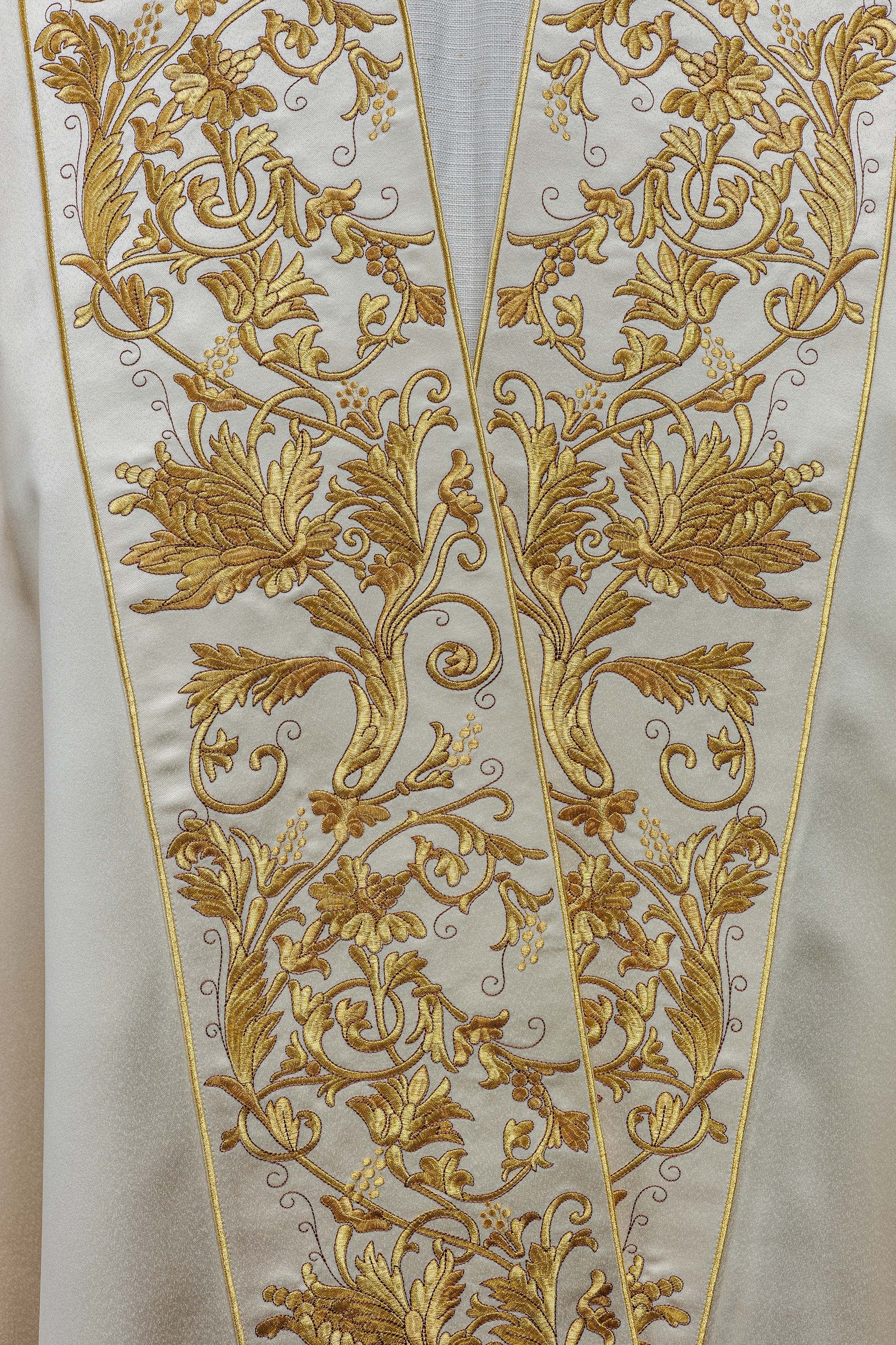 Ecru satin Roman cape with embroidered heart of Jesus - HAFTINAUSA.COM